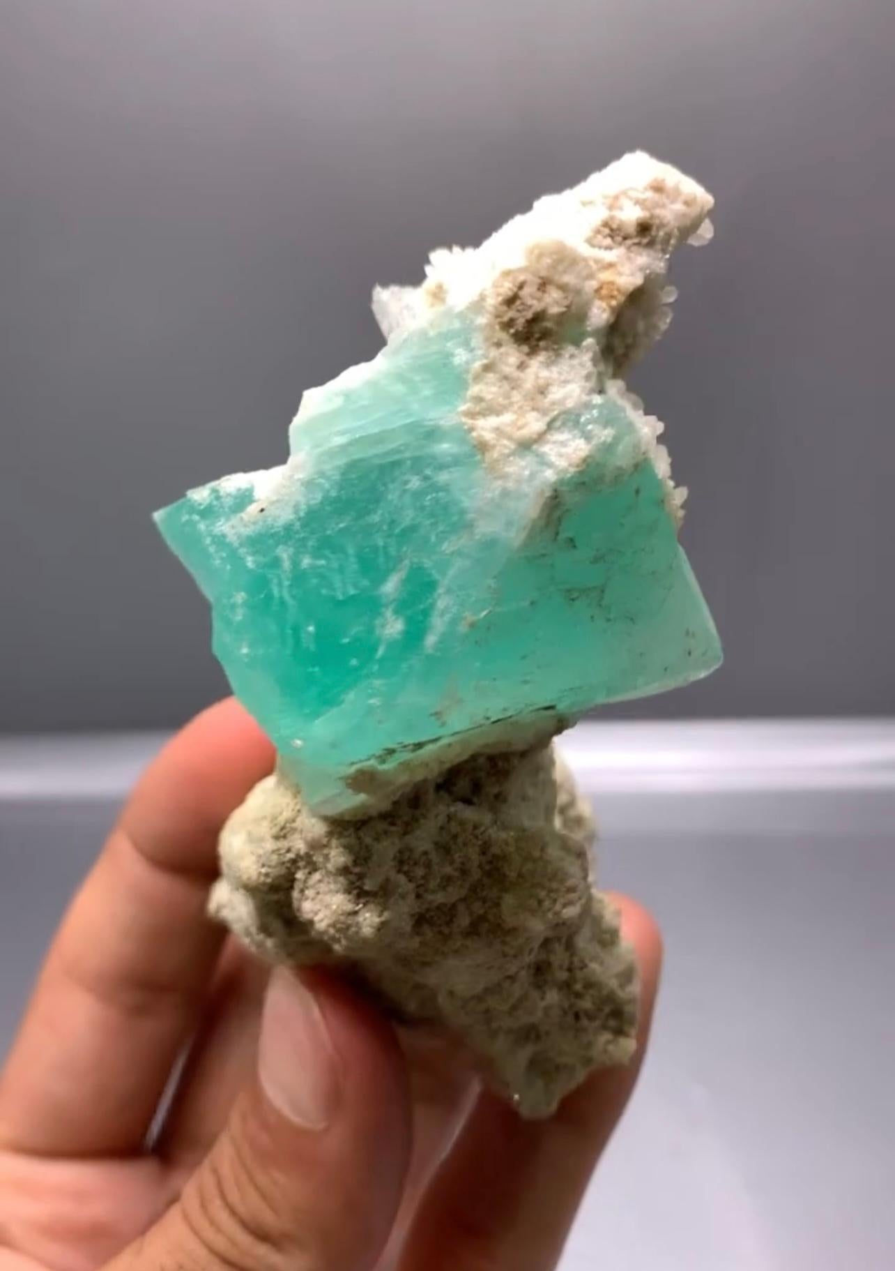 XXI secolo e contemporaneo Adorabile cristallo di fluorite blu schiuma di mare su albite bianca crema dal Pakistan in vendita