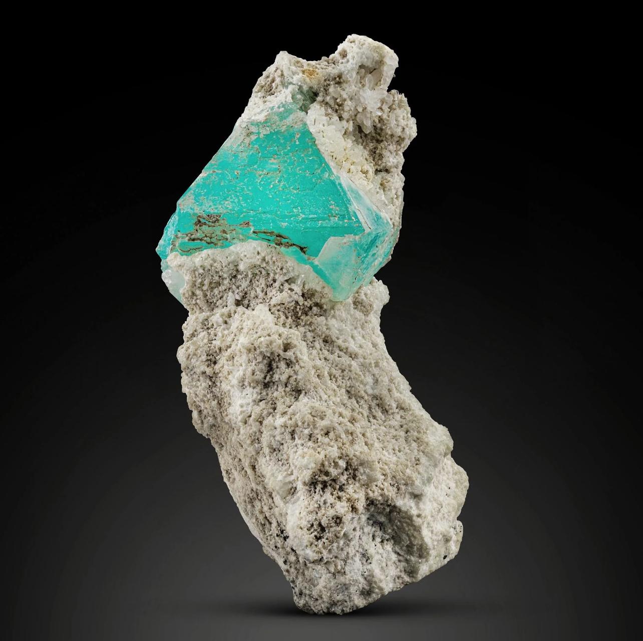 Altro Adorabile cristallo di fluorite blu schiuma di mare su albite bianca crema dal Pakistan in vendita