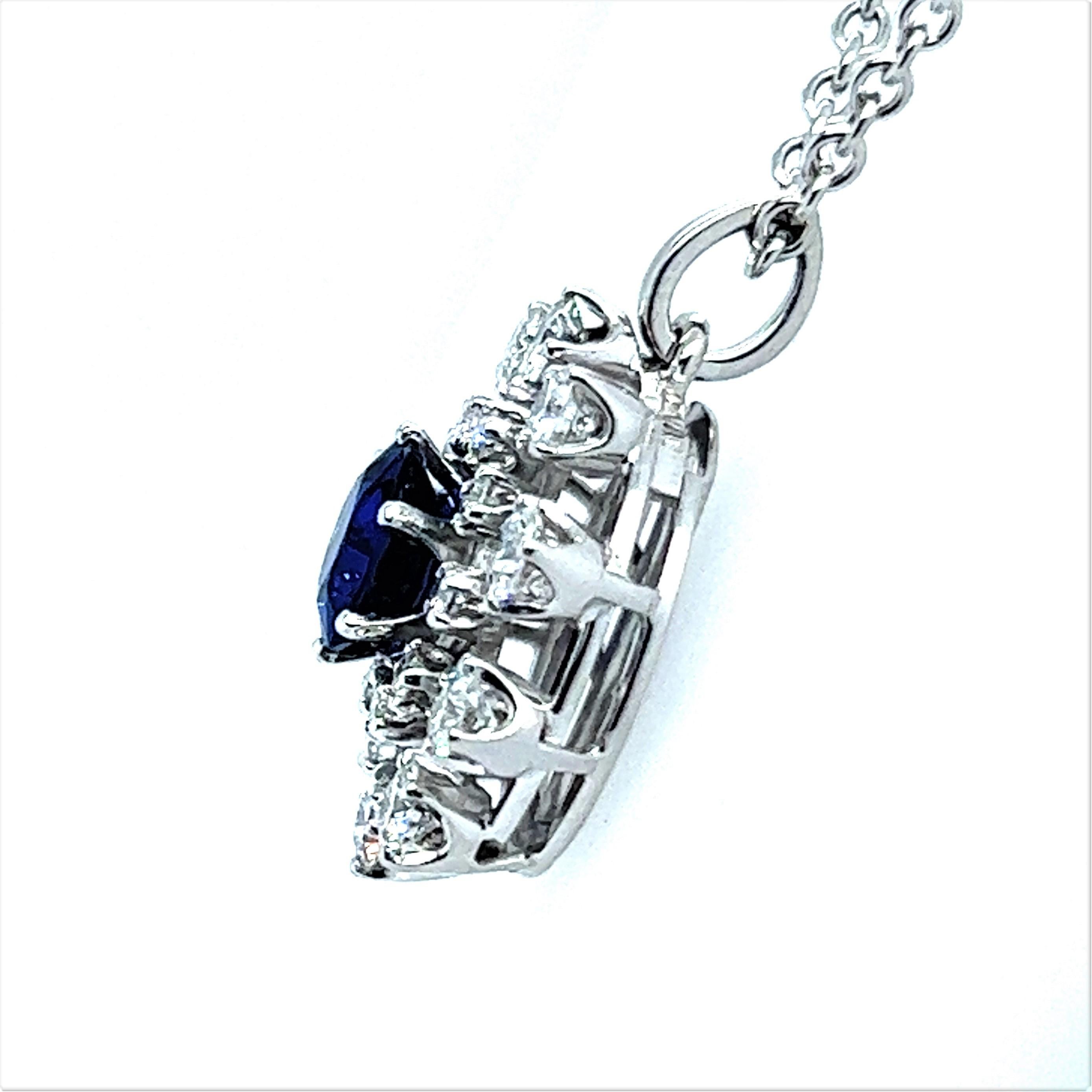 Adorable Snowflake Pendant in 18K White Gold with Natural Sapphire and Diamonds In Excellent Condition For Sale In Lucerne, CH