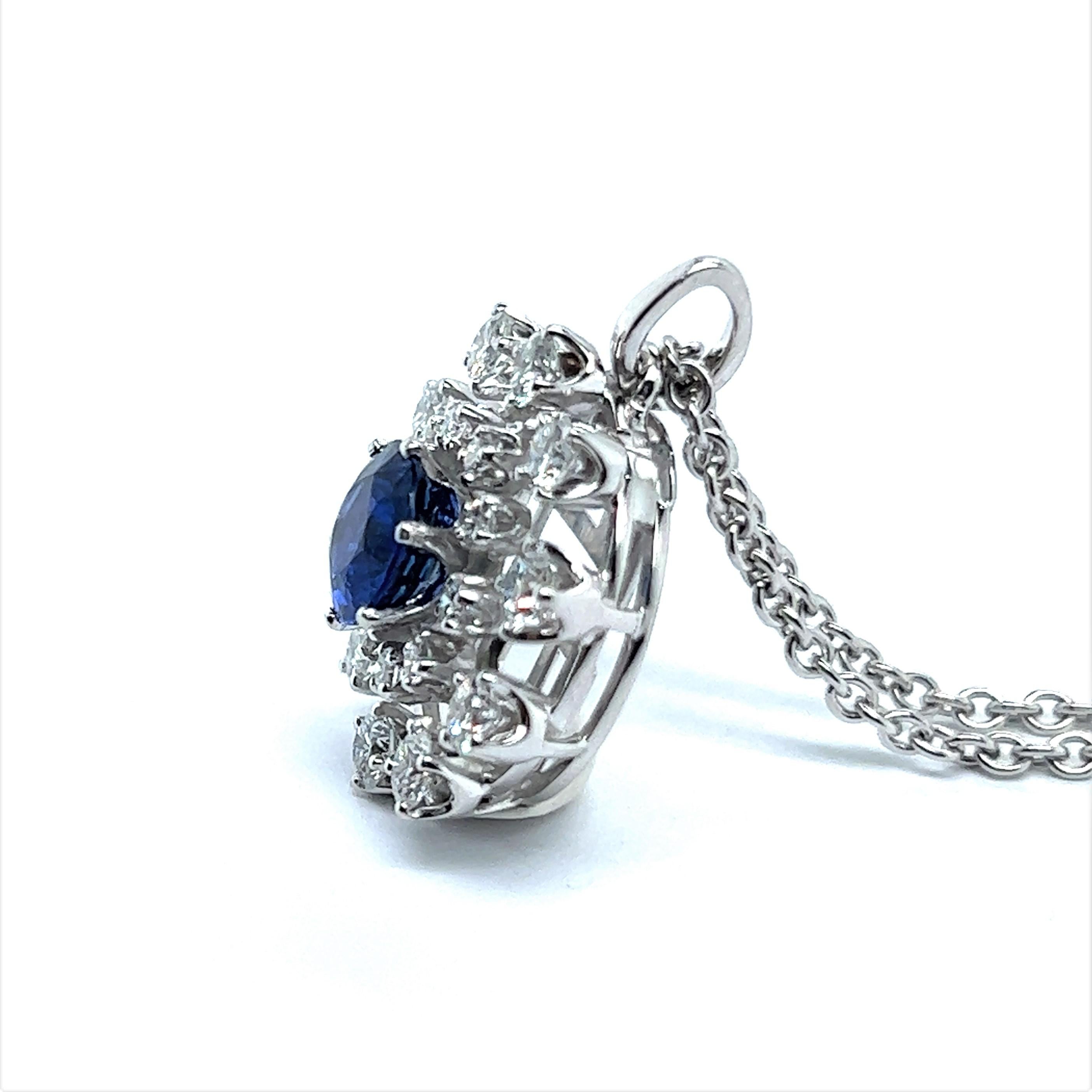 Adorable Snowflake Pendant in 18K White Gold with Natural Sapphire and Diamonds For Sale 2