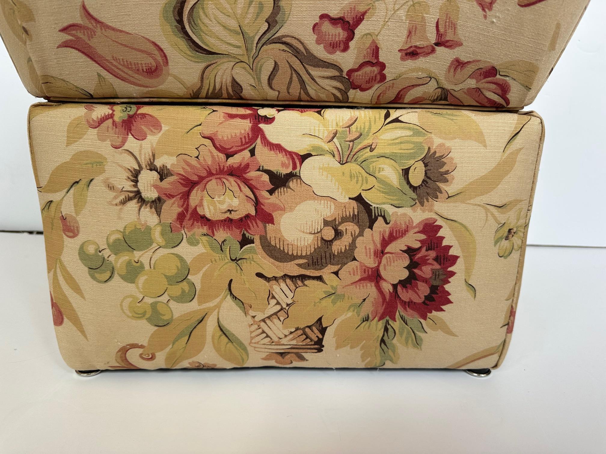 Pouf pouf contenitore dalla forma meravigliosa, appena rivestito in tessuto di alta gamma Gollut di George Smith.

Nota:  Abbiamo una sedia a pantofola rivestita dello stesso tessuto che starebbe benissimo nella stessa stanza.