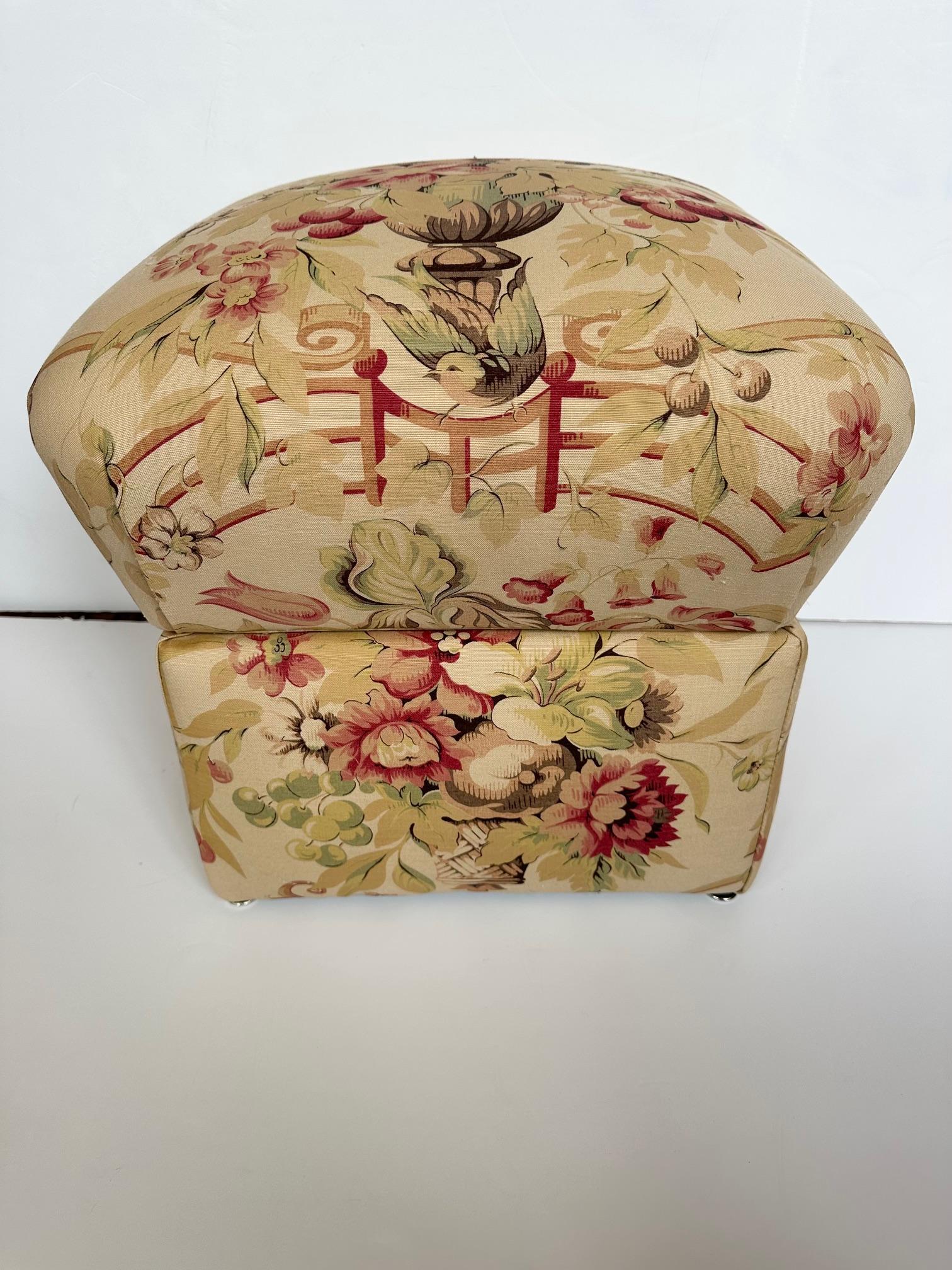 Vittoriano Adorabile pouf contenitore rivestito in tessuto Gollut di George Smith in vendita