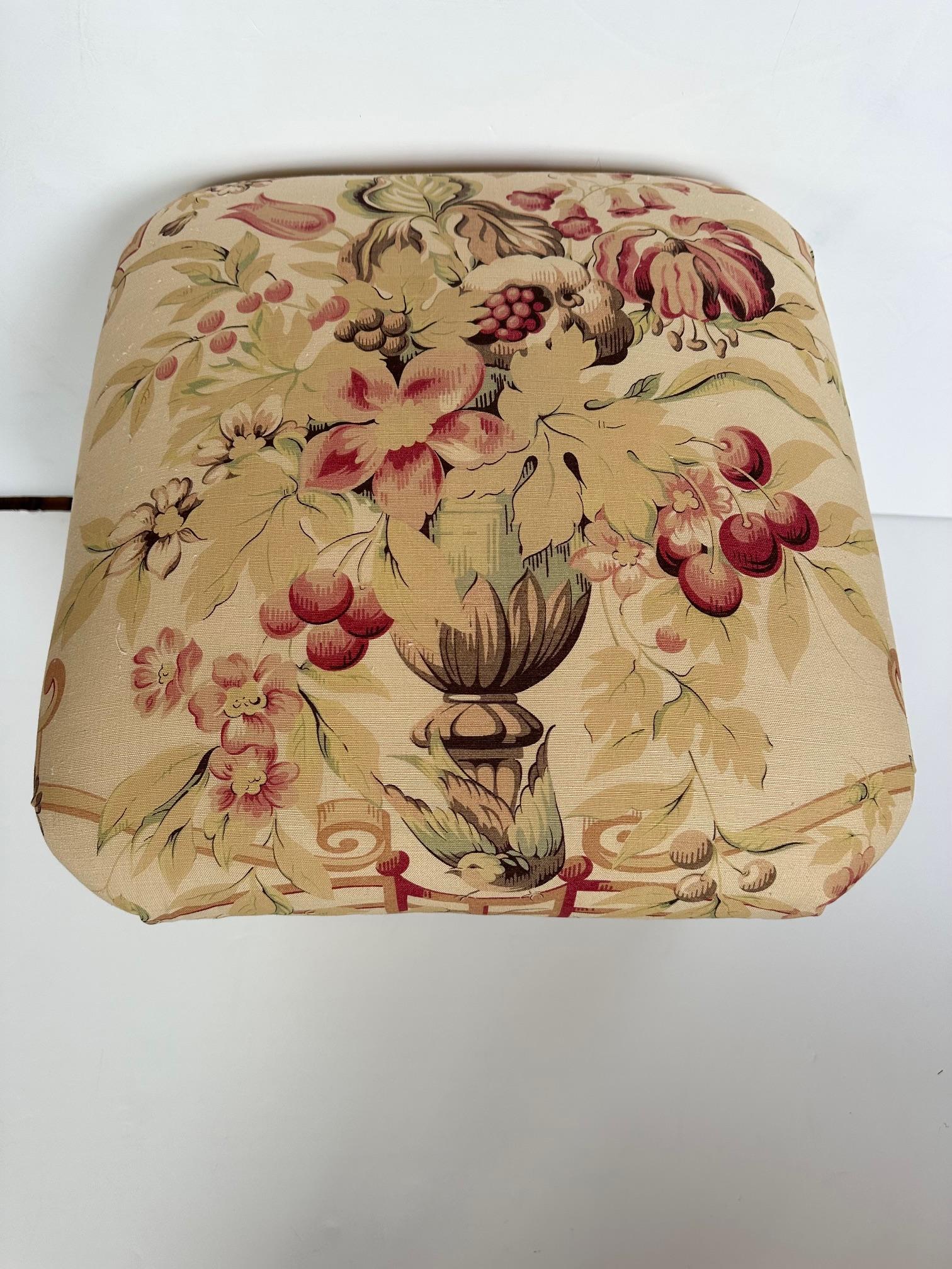 Tappezzeria Adorabile pouf contenitore rivestito in tessuto Gollut di George Smith in vendita