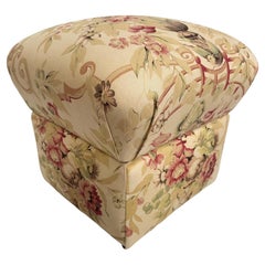 Adorable pouf de rangement tapissé de tissu Gollut de George Smith
