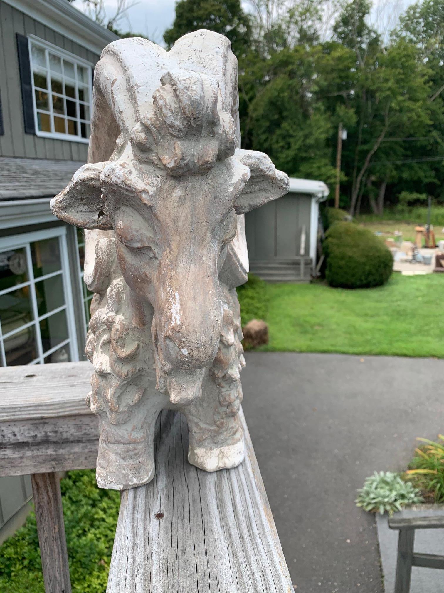 Ansprechende Terrakotta-Skulptur eines Widders oder Ziegenbocks, ideal für den Innenbereich oder den Garten.

     