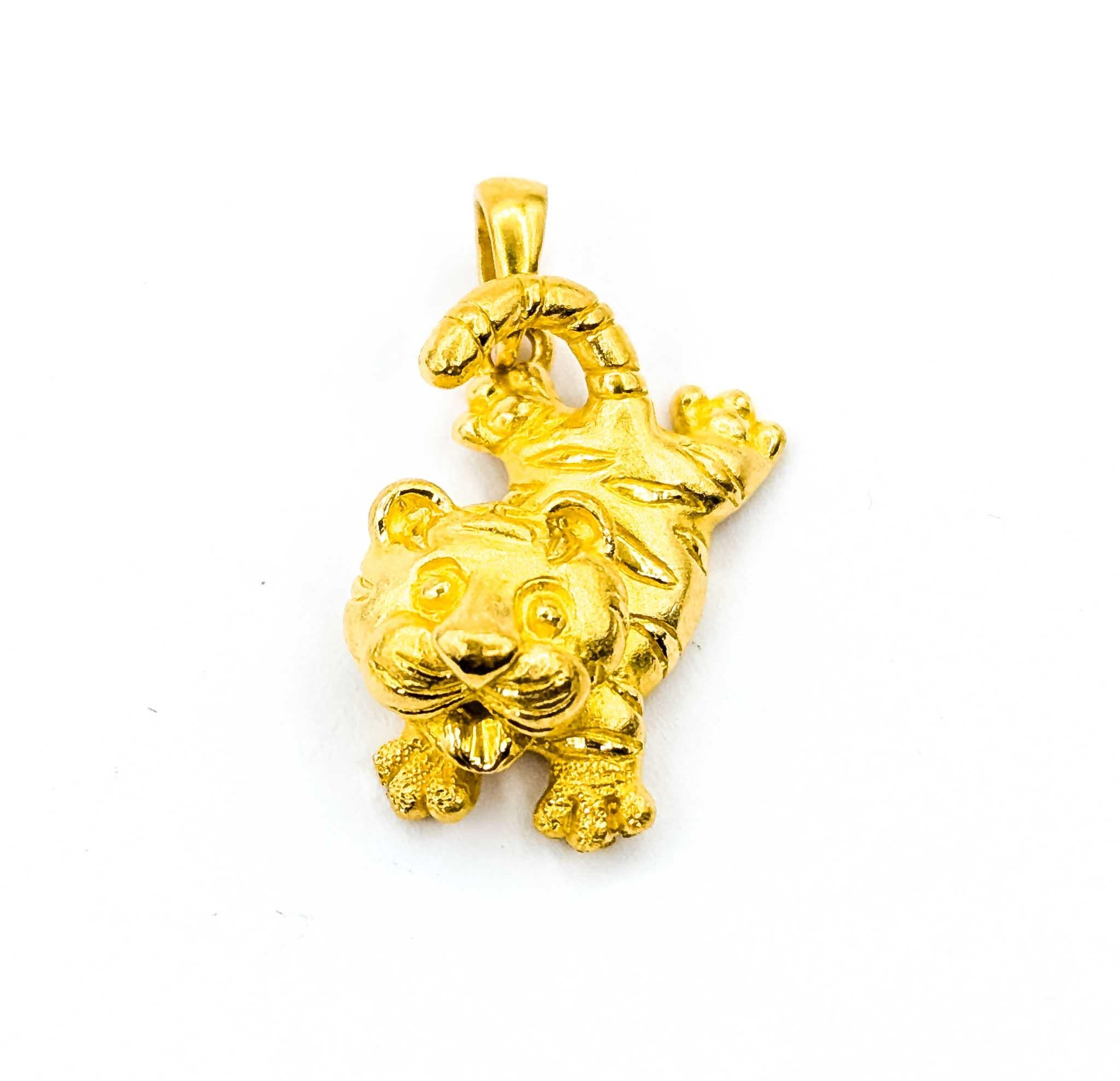 Contemporain Adorable pendentif chaton tigré en or jaune 24k en vente