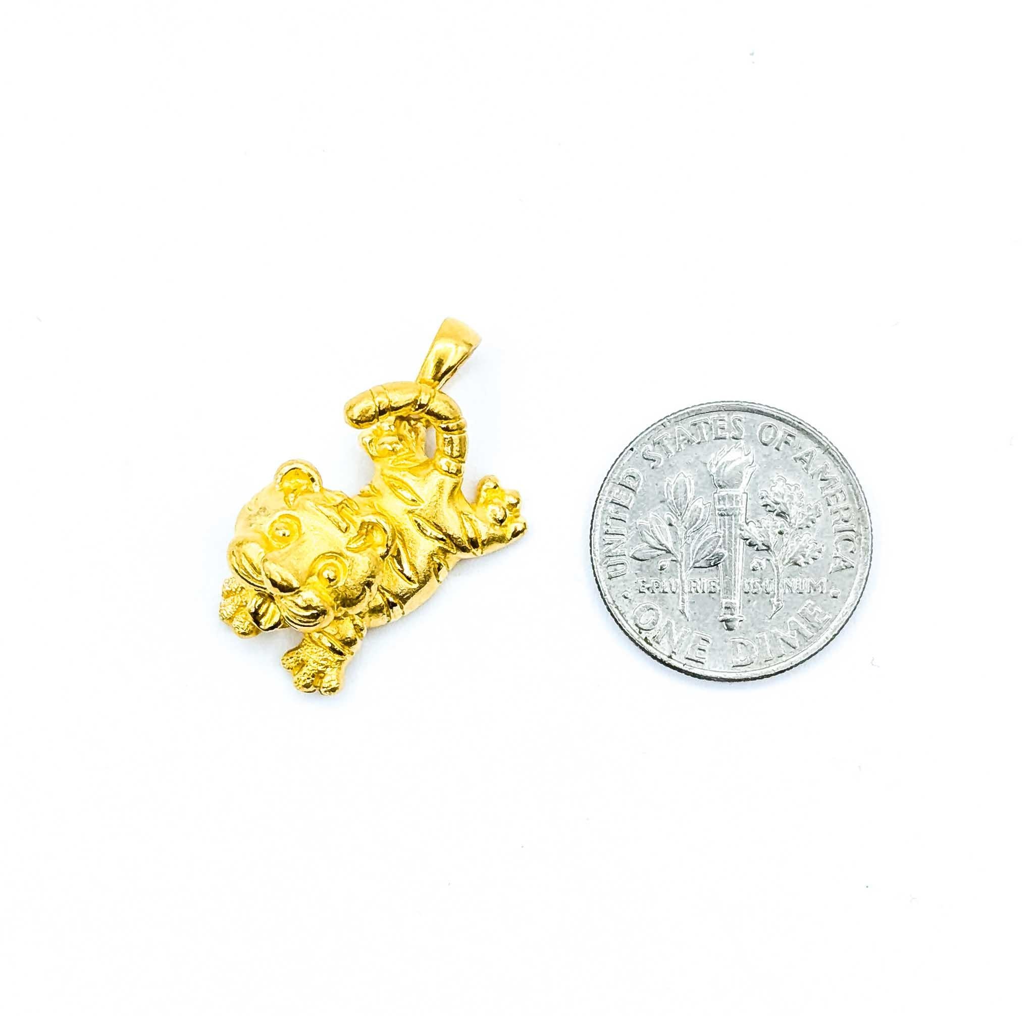 Adorable pendentif chaton tigré en or jaune 24k en vente 2