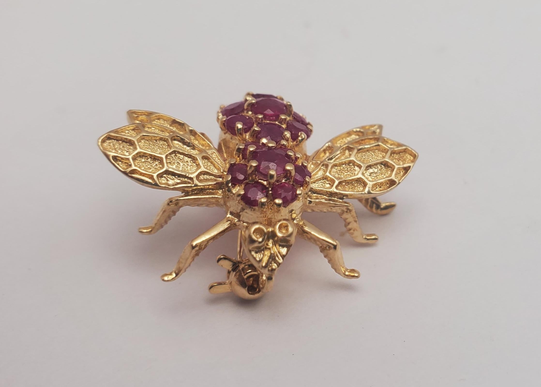 Contemporary Adorable Vintage 14Y 1.40tw Natural Ruby Bee Insect Pin/Brooch For Sale