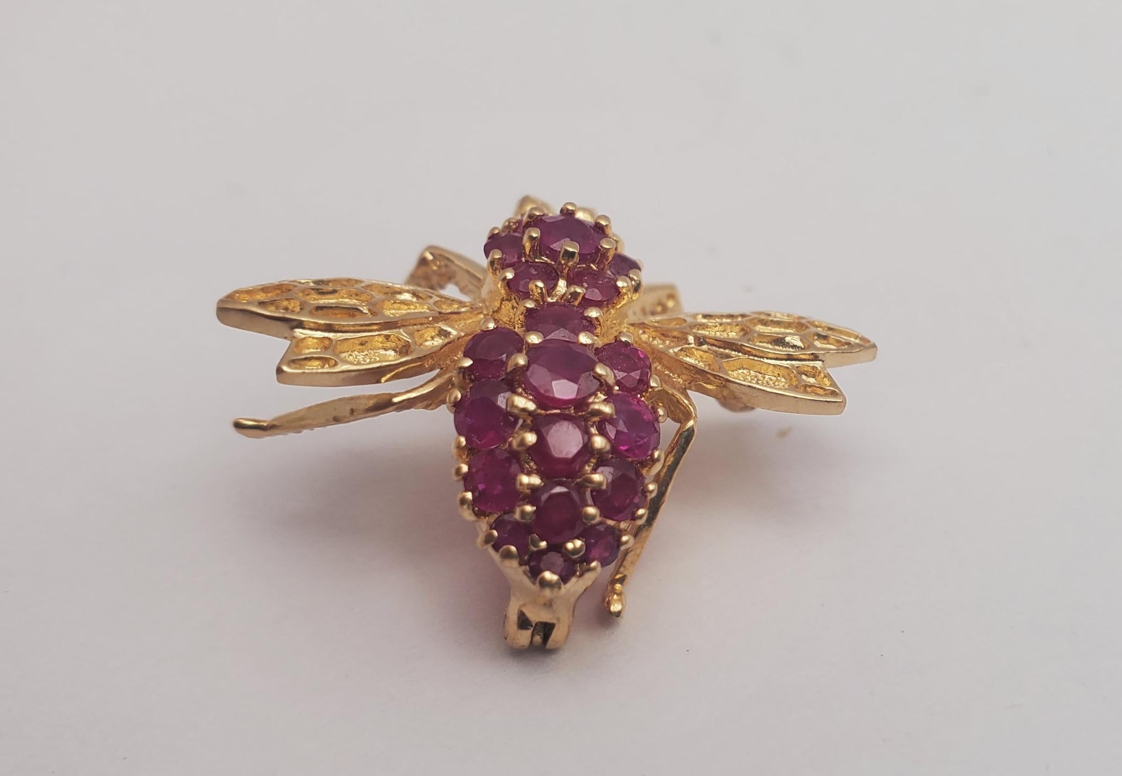 Adorable Vintage 14Y 1.40tw Natural Ruby Bee Insect Pin/Brooch In Good Condition For Sale In Pittsburgh, PA