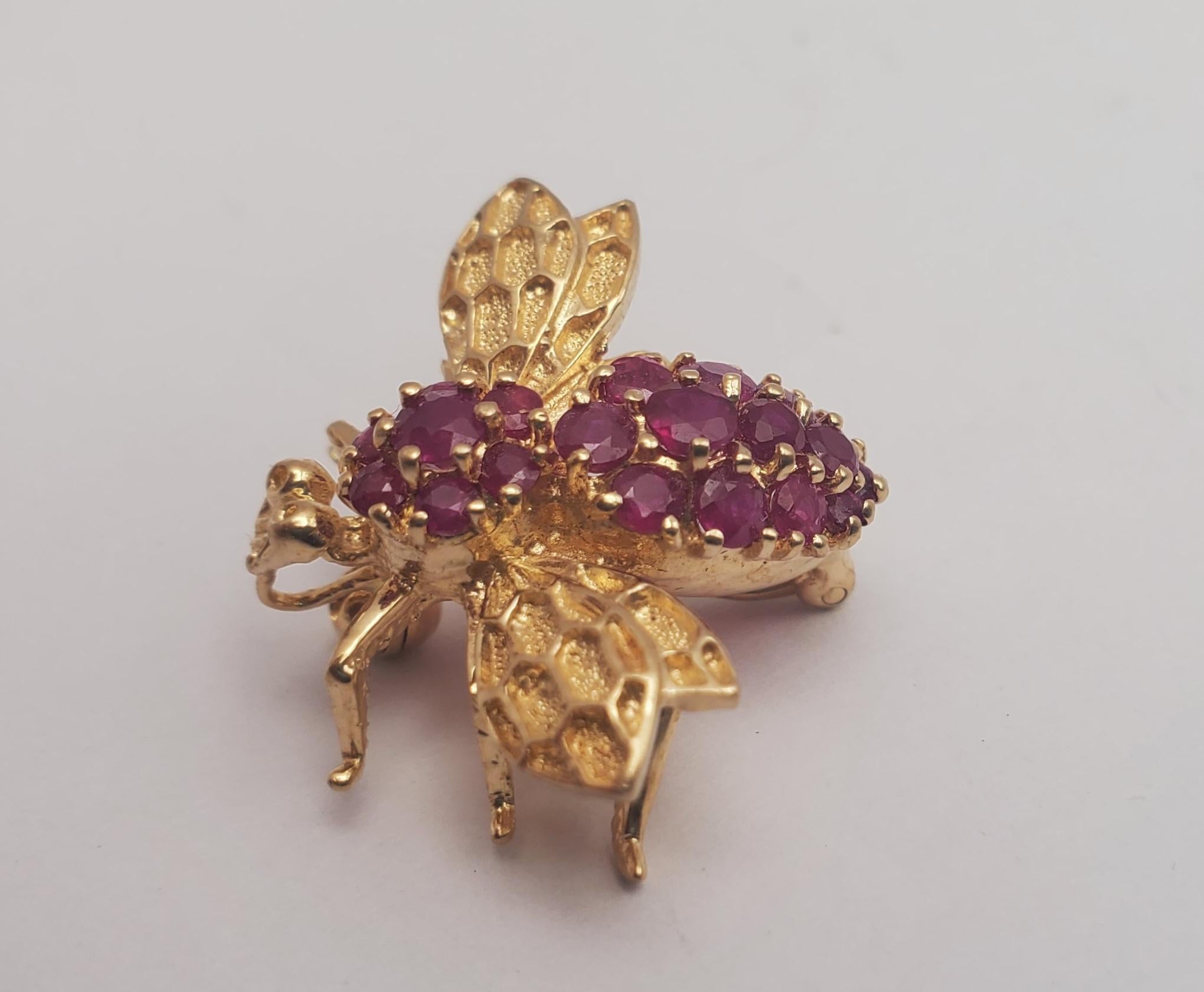 Women's or Men's Adorable Vintage 14Y 1.40tw Natural Ruby Bee Insect Pin/Brooch For Sale