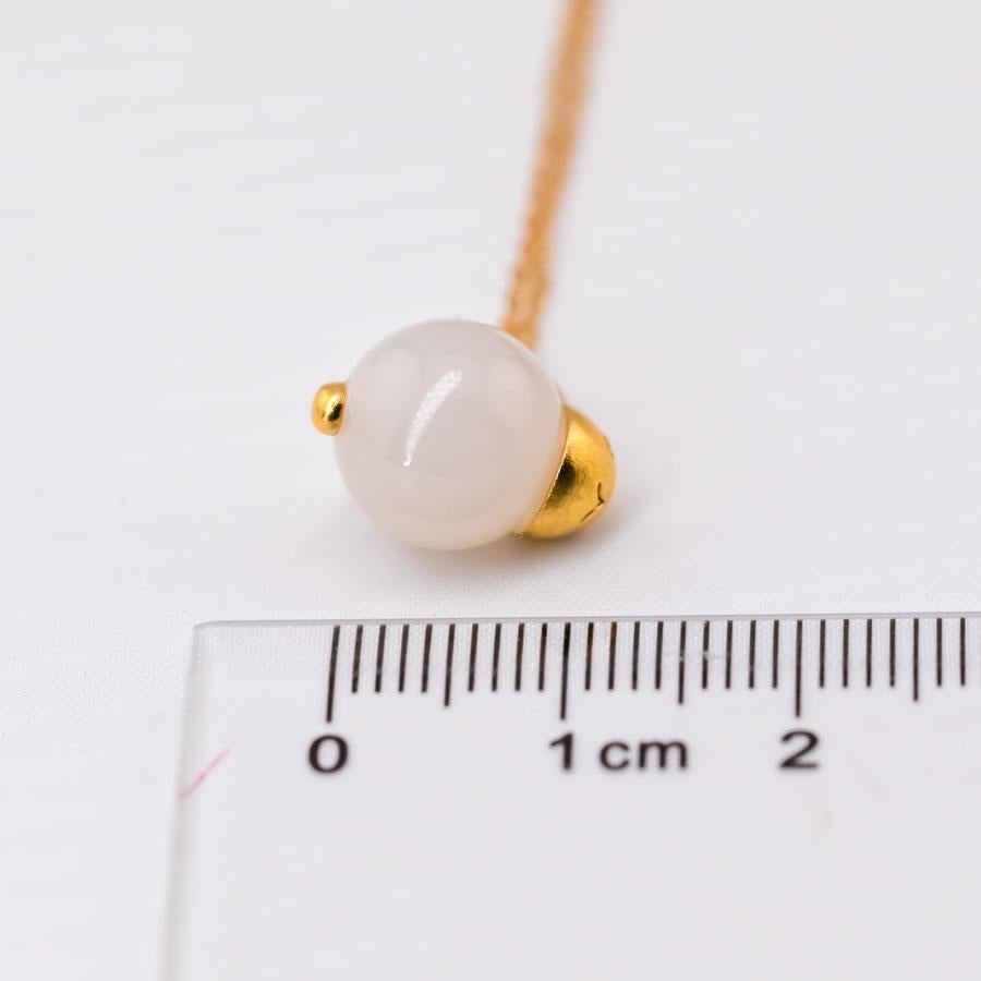 Arts and Crafts Adorabile collana di coniglietti di giada bianca: Argento placcato in oro in vendita