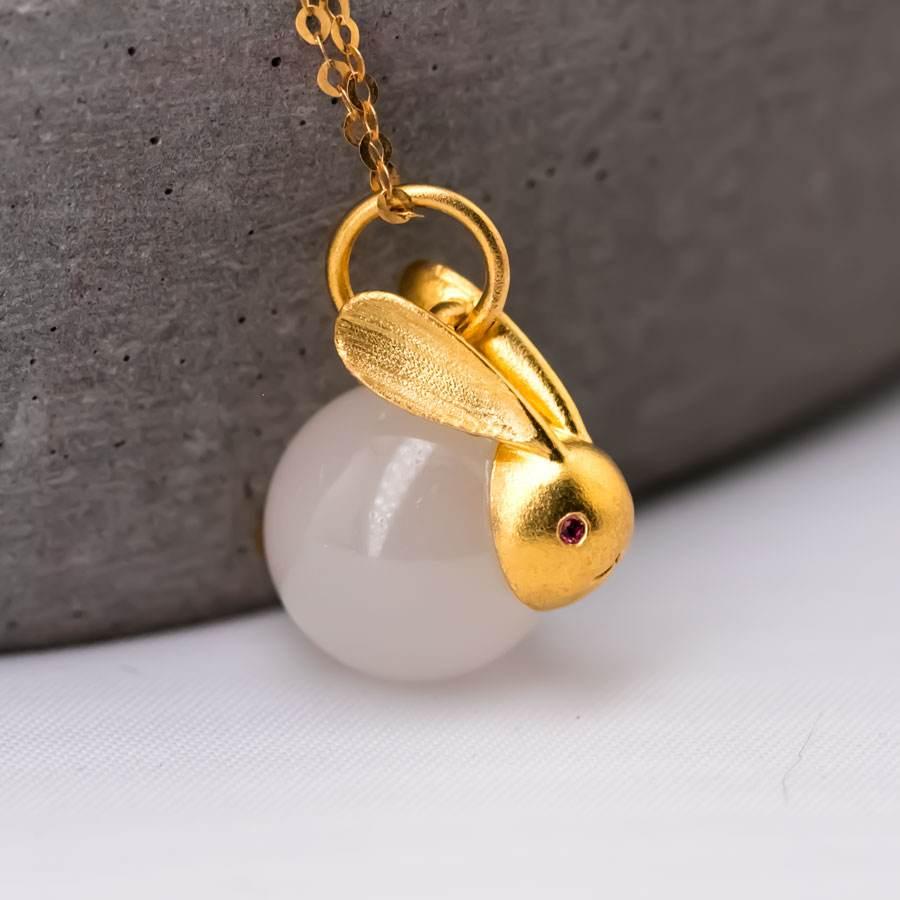 Taglio brillante Adorabile collana di coniglietti di giada bianca: Argento placcato in oro in vendita