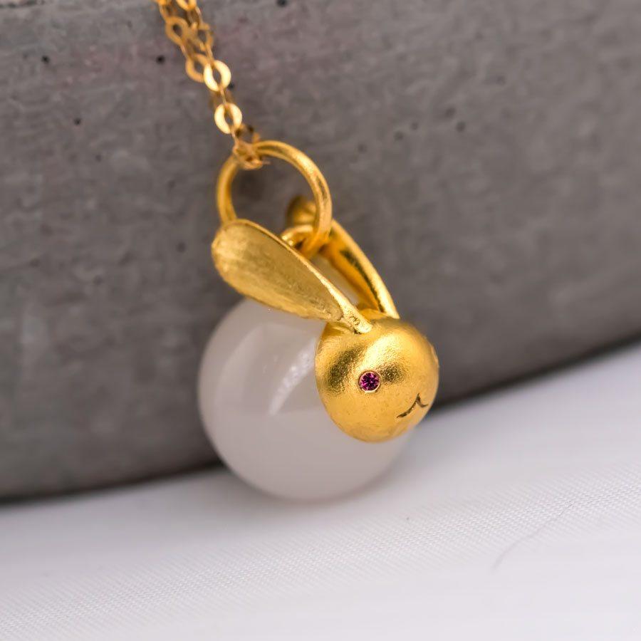 Adorabile collana di coniglietti di giada bianca: Argento placcato in oro In condizioni Nuovo in vendita a Suwanee, GA