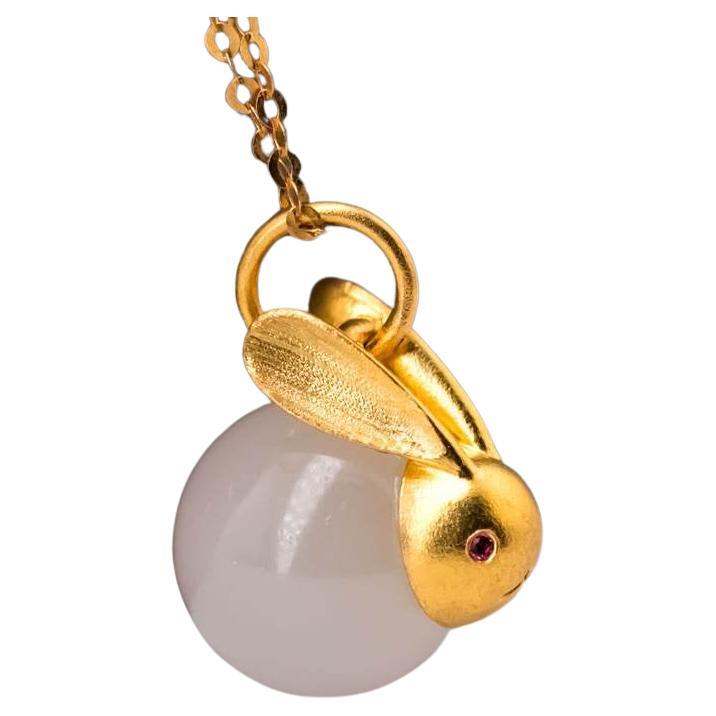 Adorabile collana di coniglietti di giada bianca: Argento placcato in oro in vendita