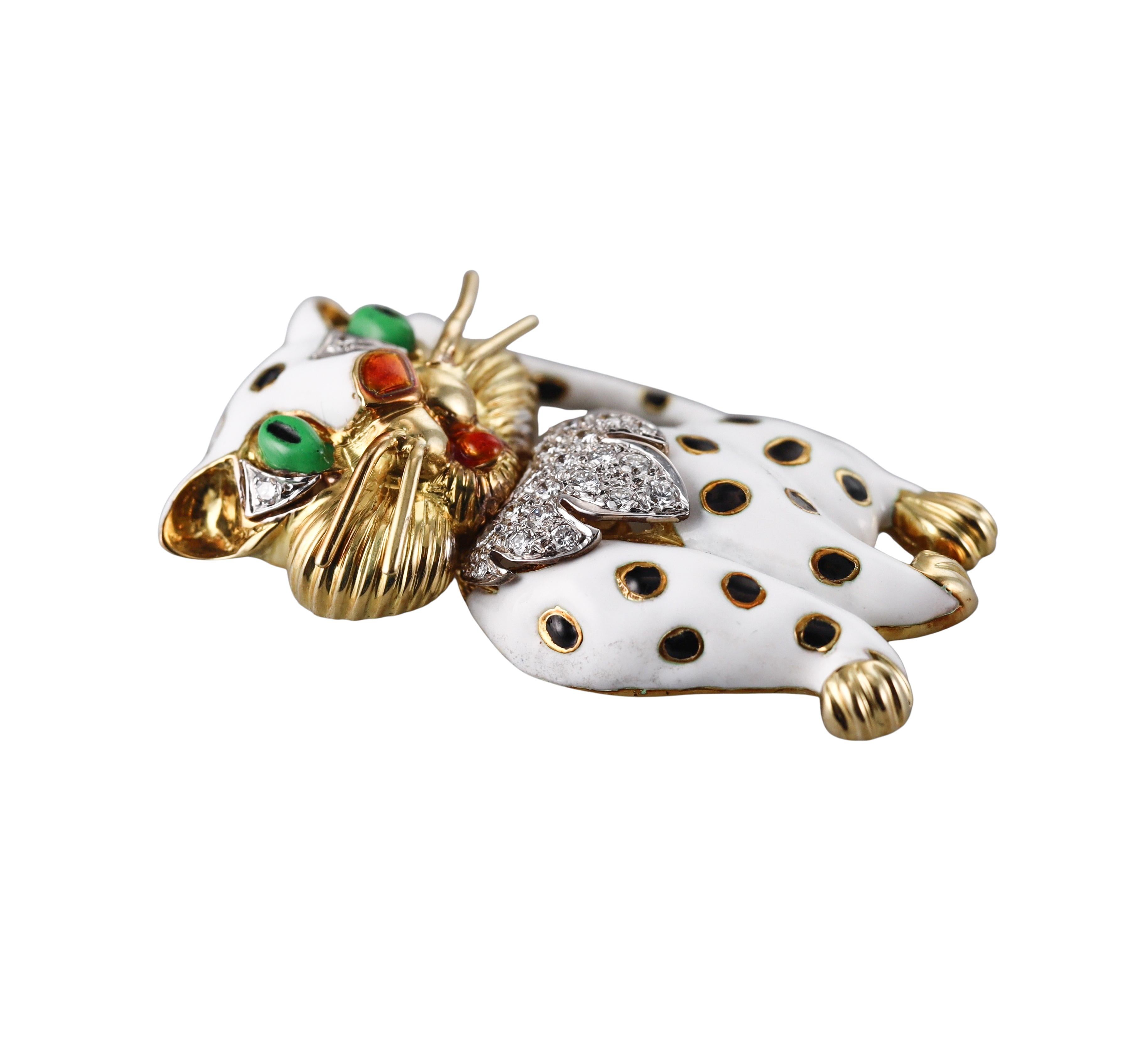 Adorable 18k Yellow Gold Enamel Diamond Cat Brooch In Excellent Condition For Sale In New York, NY