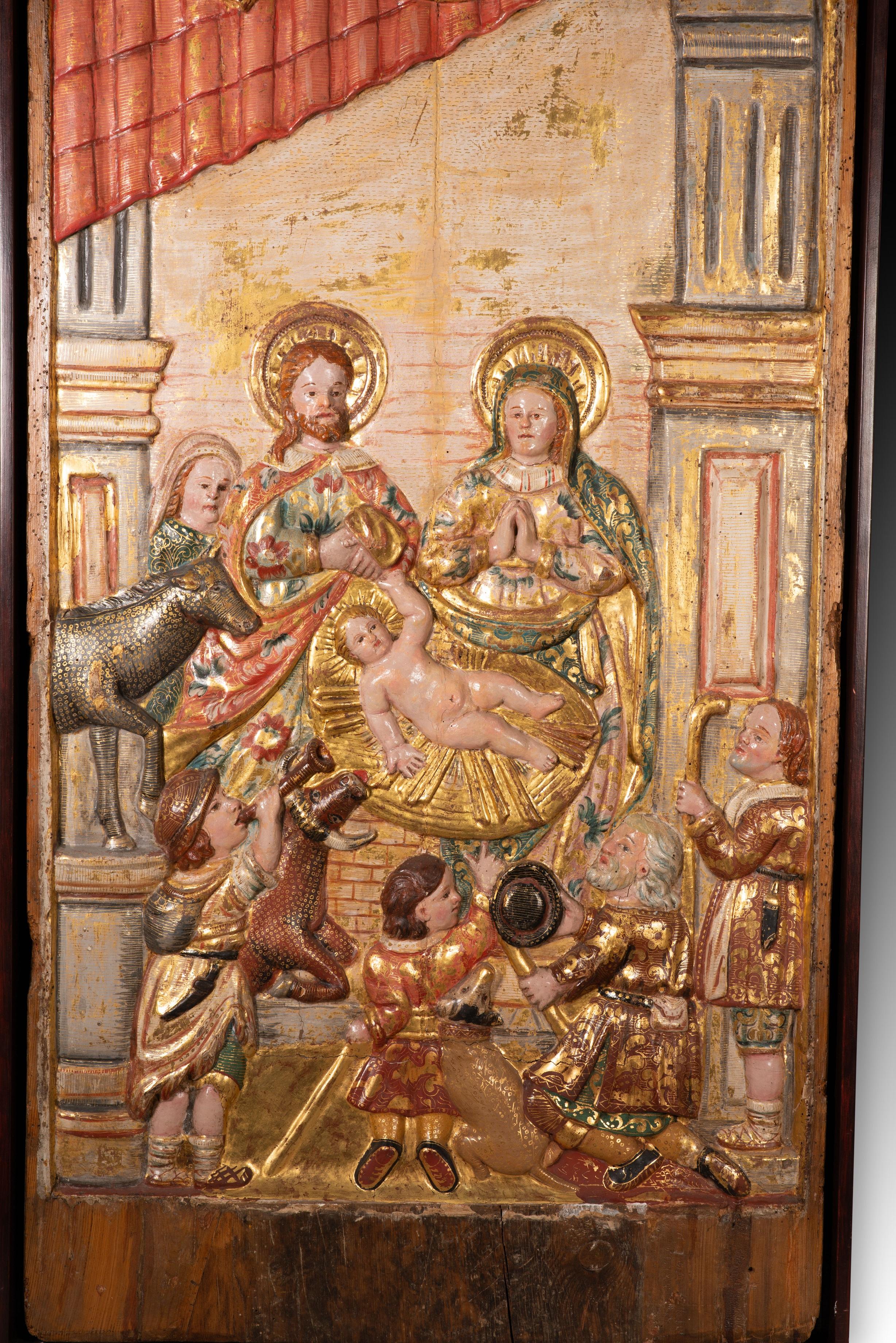  Adoration des bergers. Bois sculpté et polychromé. École coloniale (peut-être la vice-royauté du Pérou), XVIIIe siècle. 
Fragment de retable en bois sculpté, polychrome et doré représentant une scène figurative dans un espace rectangulaire couronné