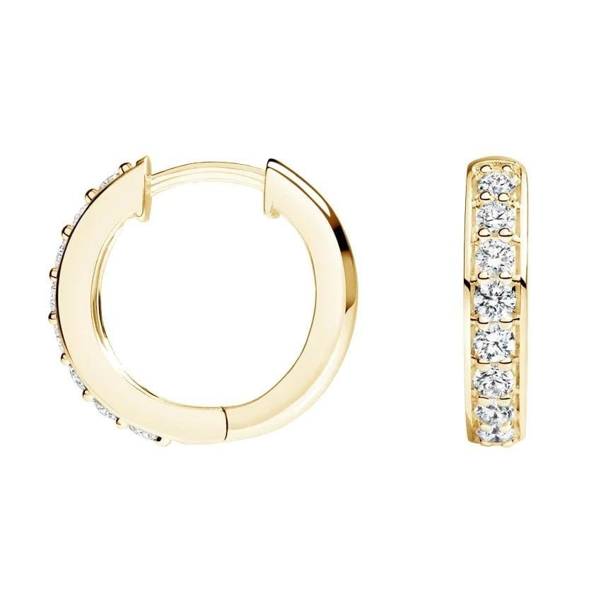 Diese diamantenen Huggie-Ohrringe sind mit wunderschönen runden Diamanten in einer klassischen 18-karätigen Goldfassung besetzt.

Metall : 18k Gold
Diamant Karat Gewicht : 0.50ttcw
Diamantschliff : Baguette Natürlicher konfliktfreier Diamant
Diamant