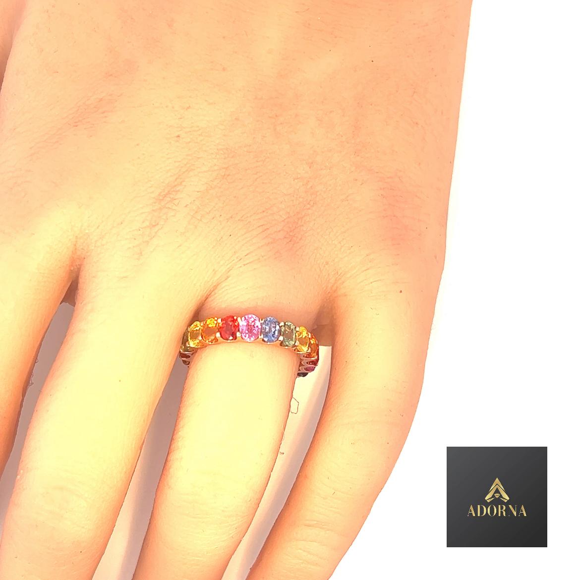 Lassen Sie sich mit diesem bezaubernden Ring von Luxus und Charme verzaubern. Maßgeschneidert für alle, die ein Auge für Details und Eleganz haben, verziert mit sorgfältig ausgewählten Diamanten. Diese Diamanten haben zusammen ein beträchtliches