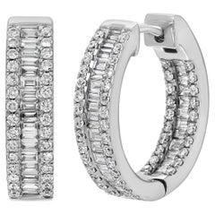 Pendientes Huggie Hoops de diamantes en oro blanco de 14 quilates con baguette pavé