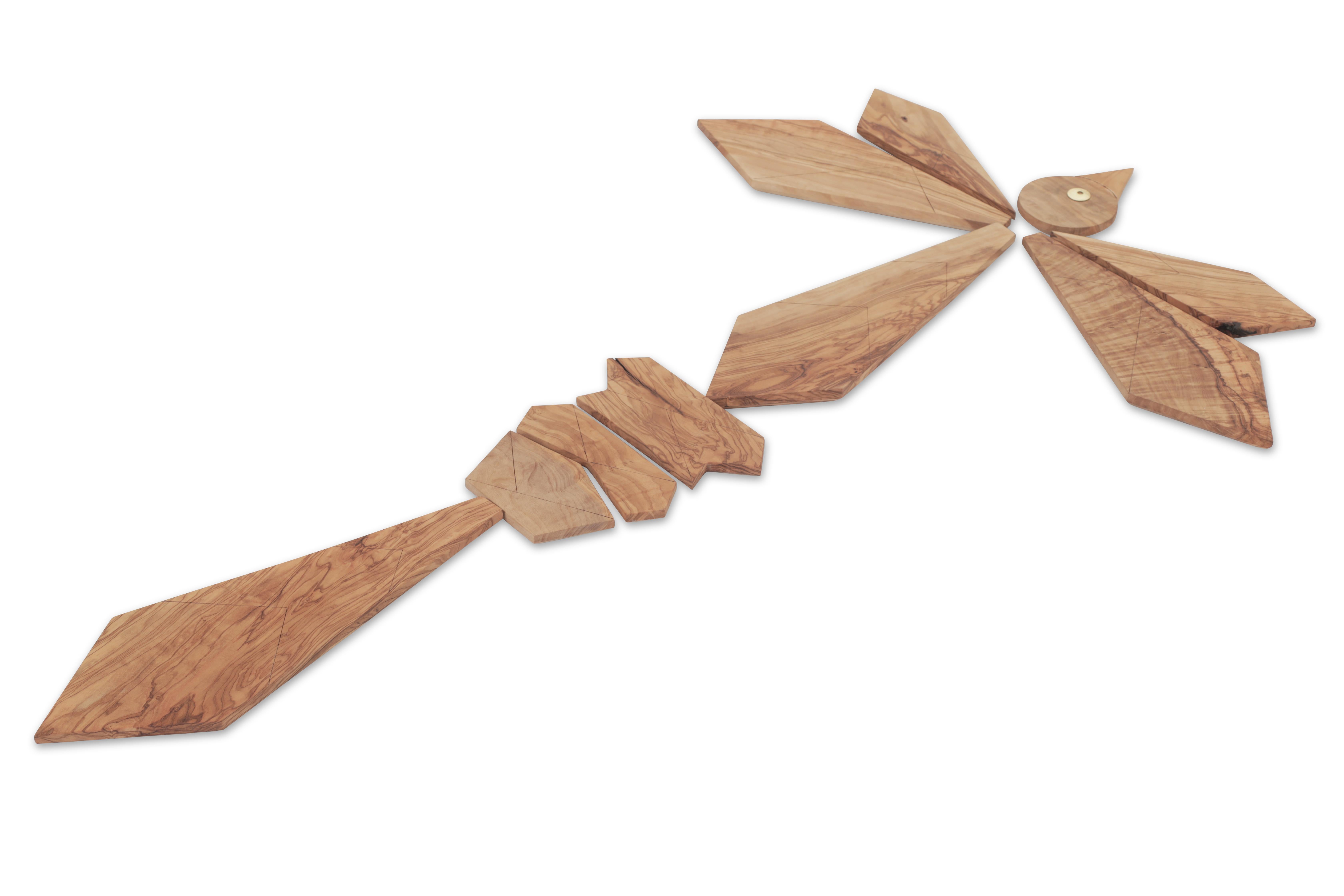 Este puzzle decorativo de madera de olivo es una auténtica obra de arte, fabricada con madera de olivo de primera calidad. Este puzzle único se compone de 10 piezas distintas, que ofrecen infinitas posibilidades creativas. Gracias a su diseño