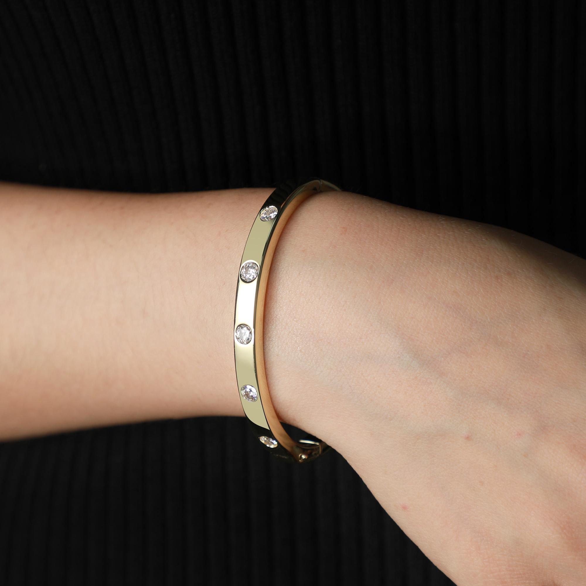 Cet élégant bracelet incarne la beauté intemporelle, avec dix diamants naturels rayonnants qui étincellent à chaque mouvement. Réalisée en or jaune, rose ou blanc au choix, cette pièce offre un équilibre parfait entre sophistication et