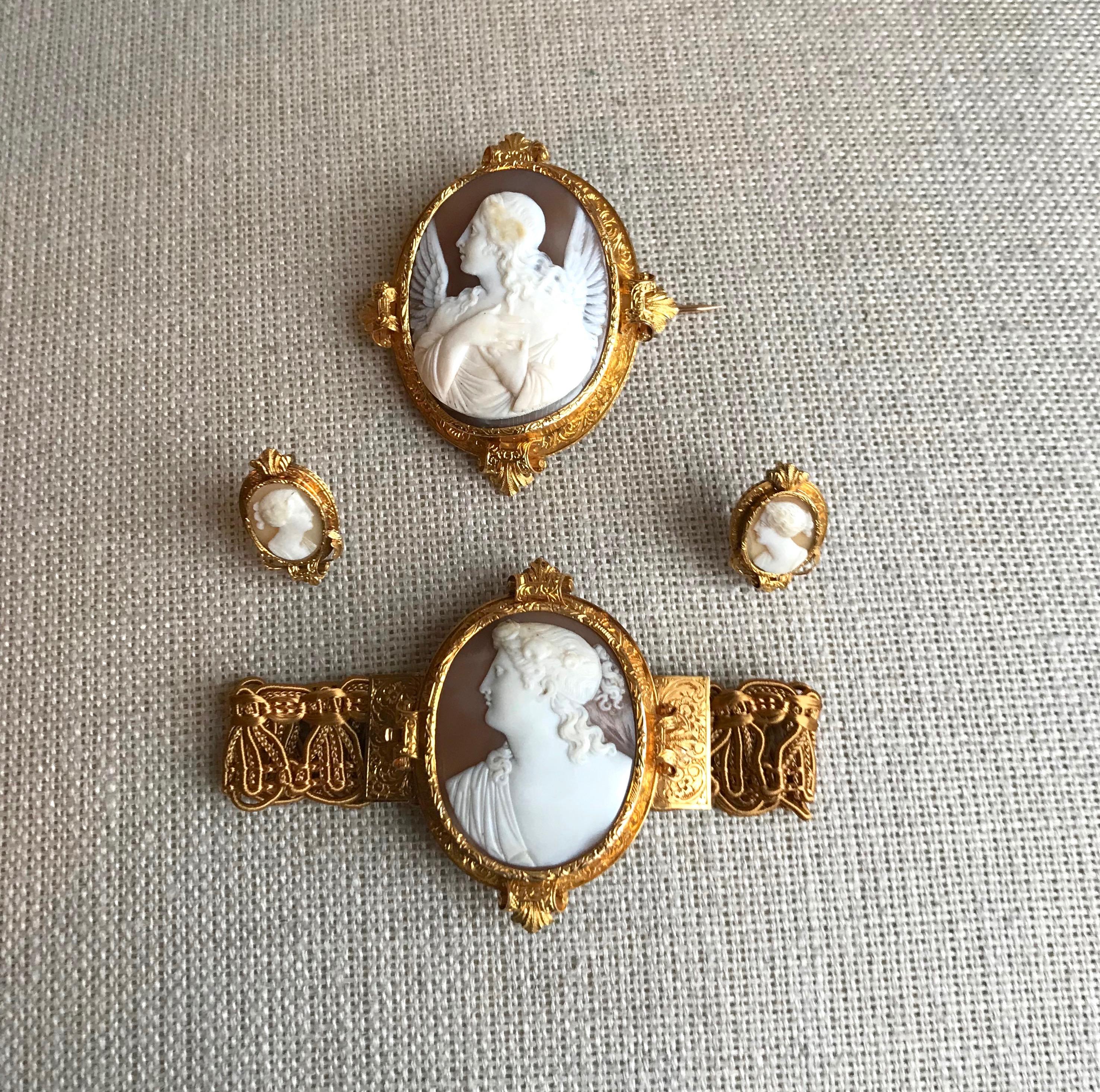 Froment-Meurice, Famous French jeweler in 19th Century, Set in 18 Carats Yellow Gold and Cameo, very Rare in its Case in original Shape, Late Nineteenth Century
Gross Weight of the set: 27.7 g 
Size Earrings: 2.3 high by 3.4 cm wide
Bracelet: 5 x