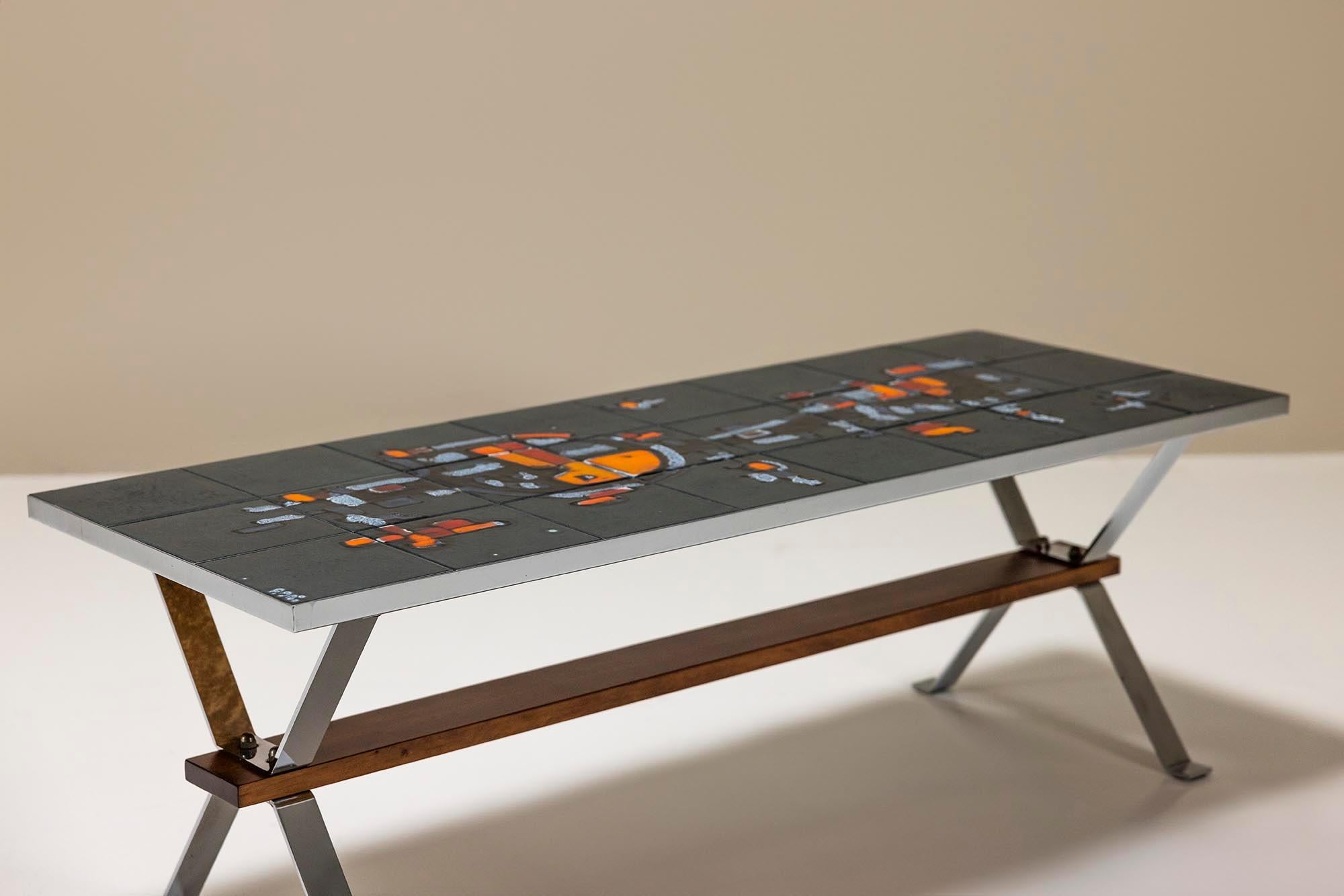 Dieser auffällige Couchtisch von Adri Belgique verbindet modernen Stil mit handwerklichem Können. 

Design/One
Die Beine des Tisches sind aus Chrom gefertigt, was für ein glattes und glänzendes Aussehen sorgt. Die schräge Position der Beine verleiht