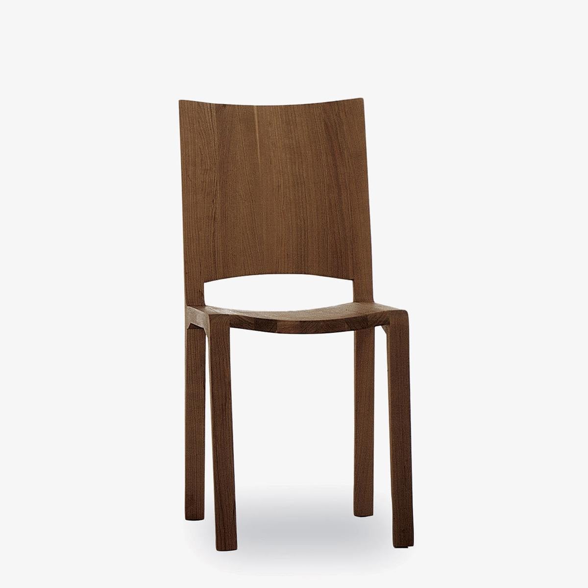 Sedia Adria in noce con struttura integrale
interamente in legno massiccio di noce.