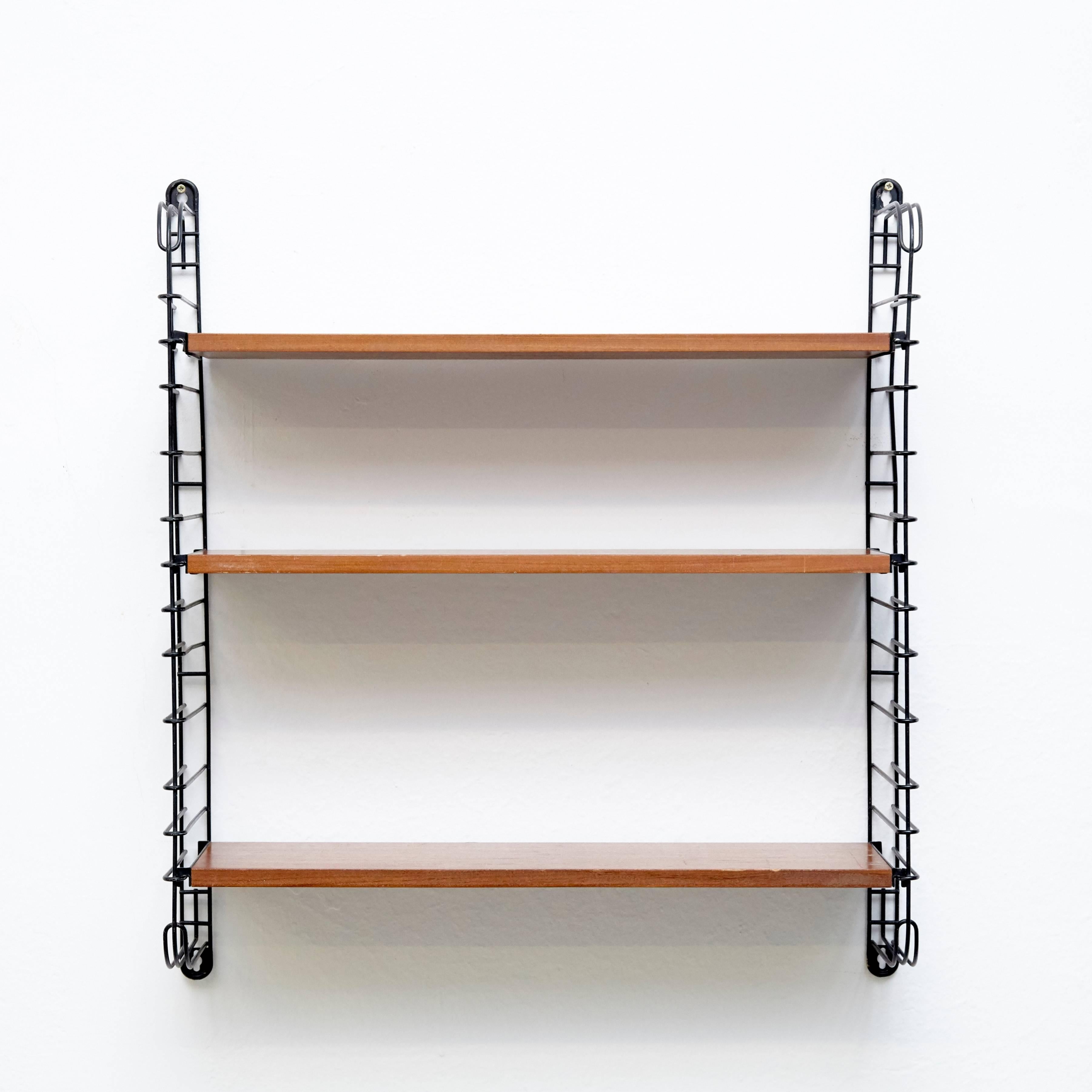 Modular shelves designed by Adriaan D. Dekker in 1958.
Manufactured by Tomado in the Netherlands.

It possible to fit multiple shelves together, thus achieving a personalized/modular shelving system.

In good original condition with minor wear
