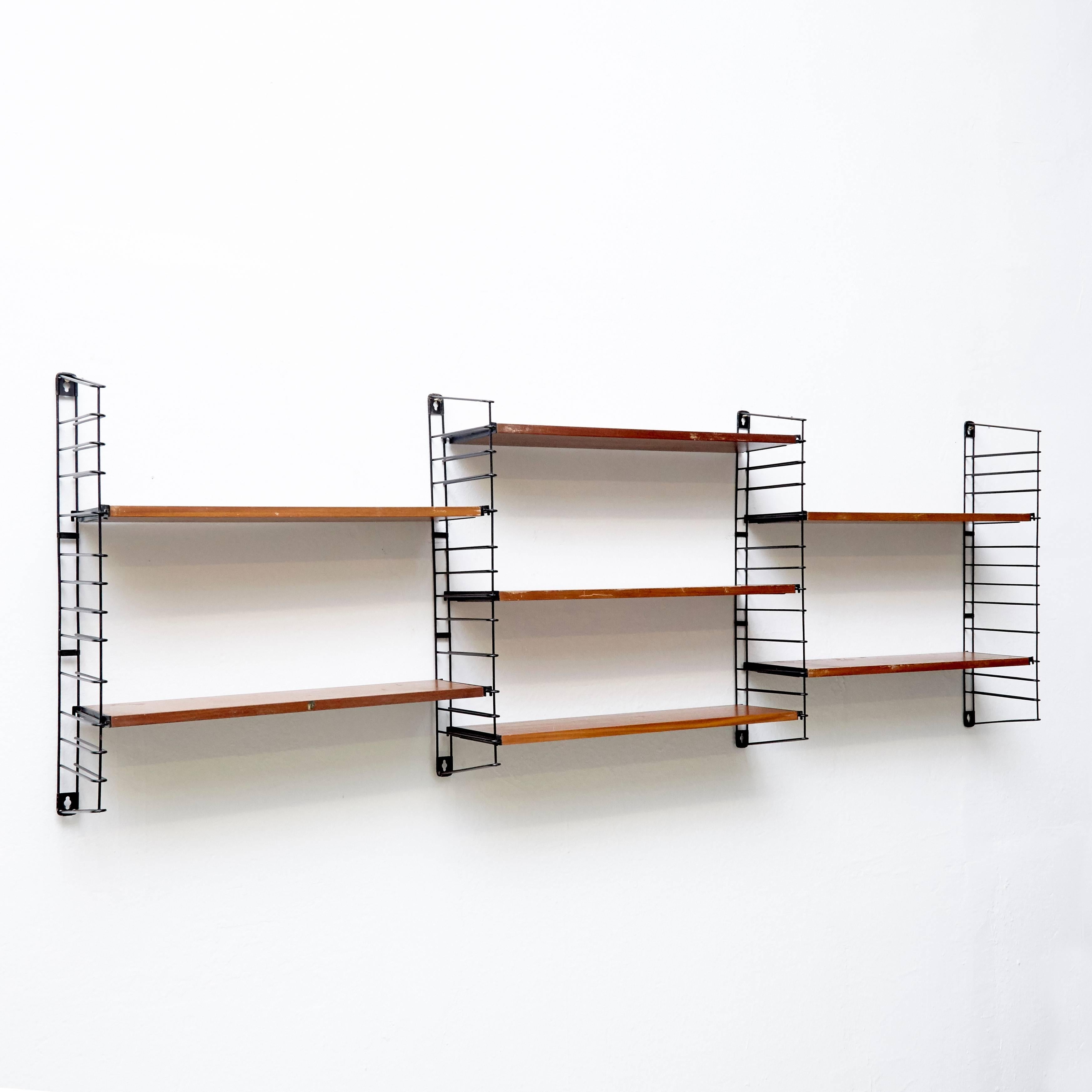 Modular shelves designed by Adriaan D. Dekker in 1958.
Manufactured by Tomado in The Netherlands.

It possible to fit multiple shelves together, thus achieving a personalized/modular shelving system.

In good original condition with minor wear