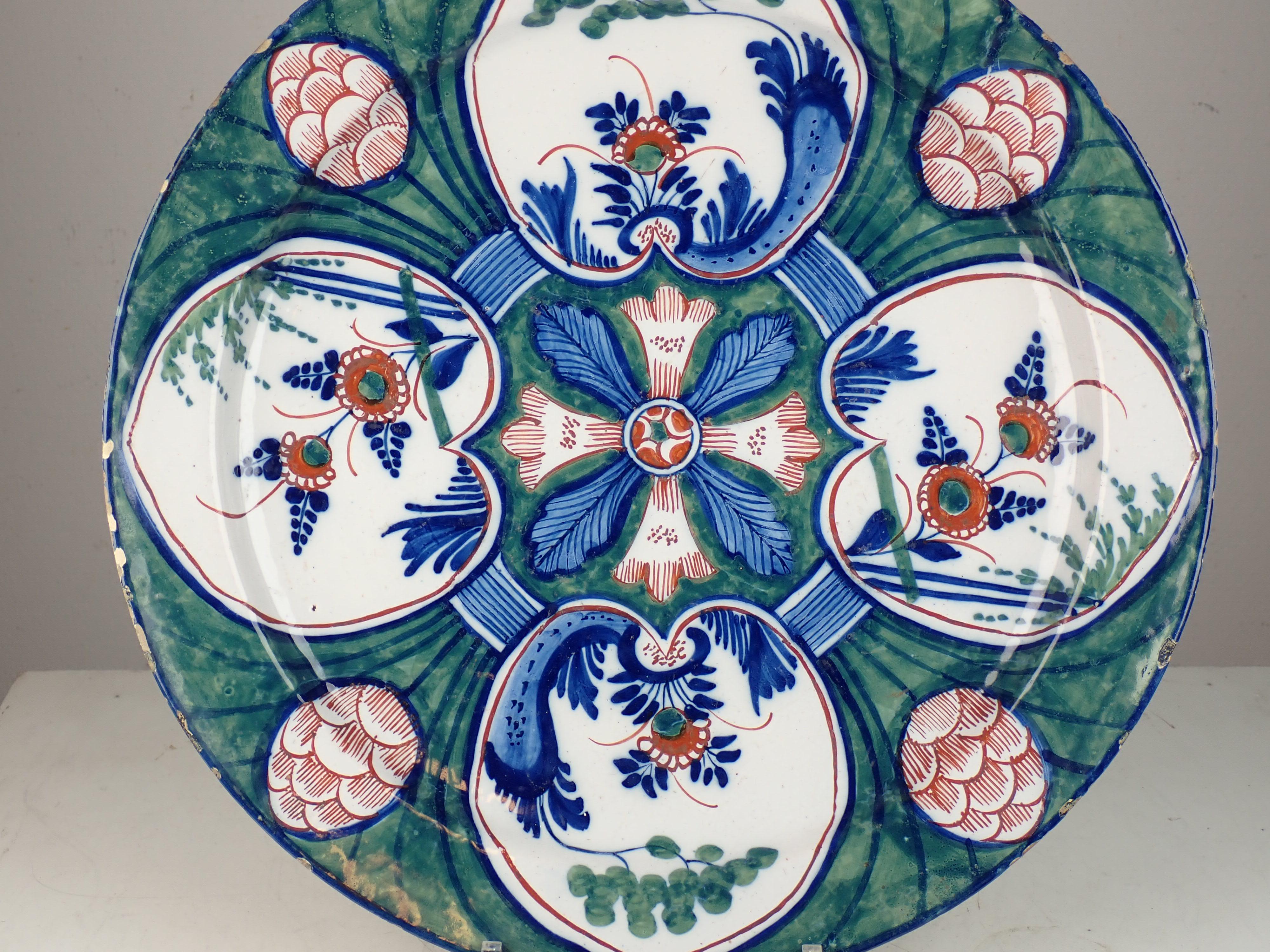 Grand plat en faïence de Delft à motif 