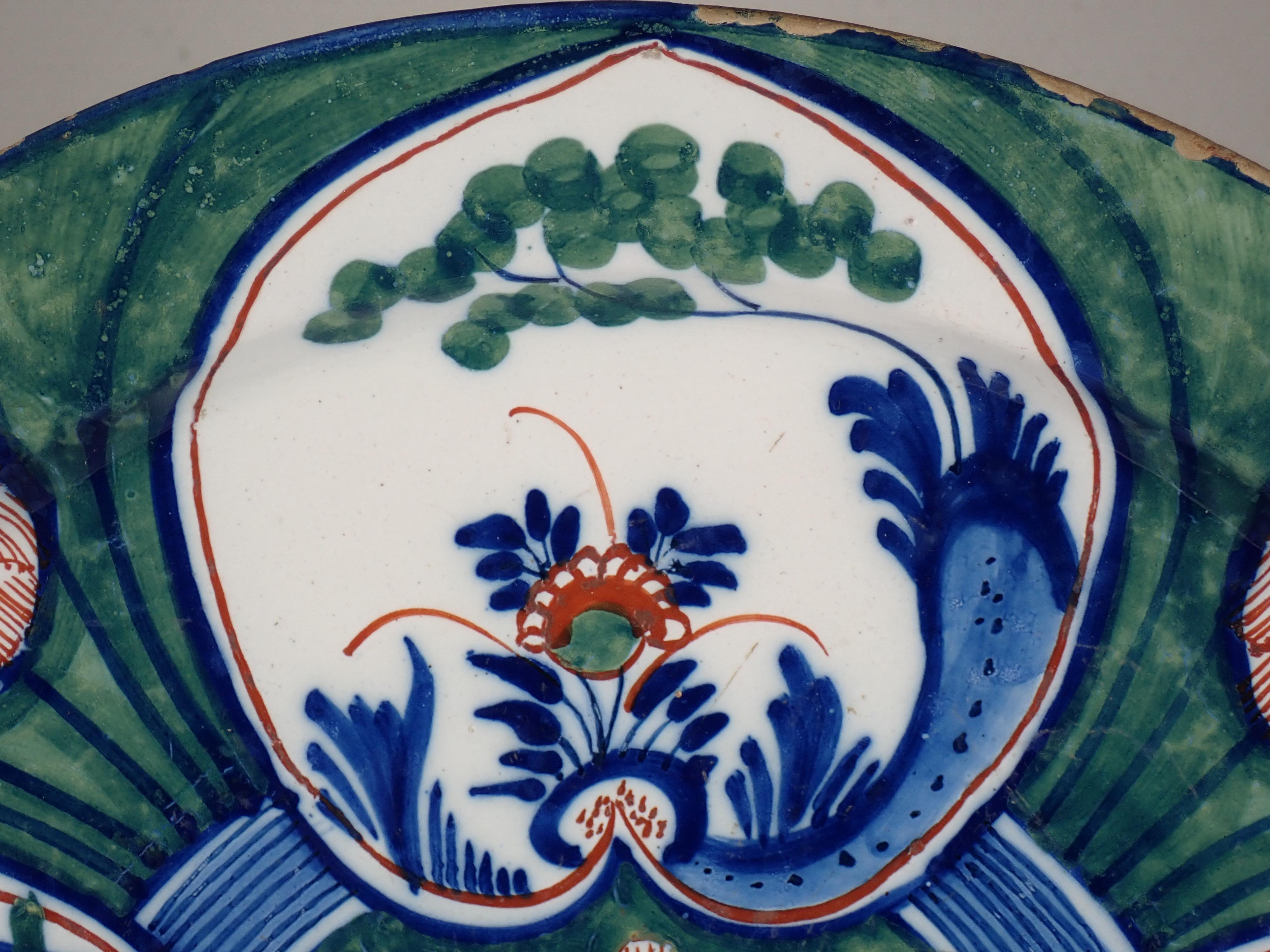 Vernissé Adriaan Rijsselberg, Grieckse A - « Four Hearts Dish » vert de Delft  A.I.C., début du 18ème siècle en vente