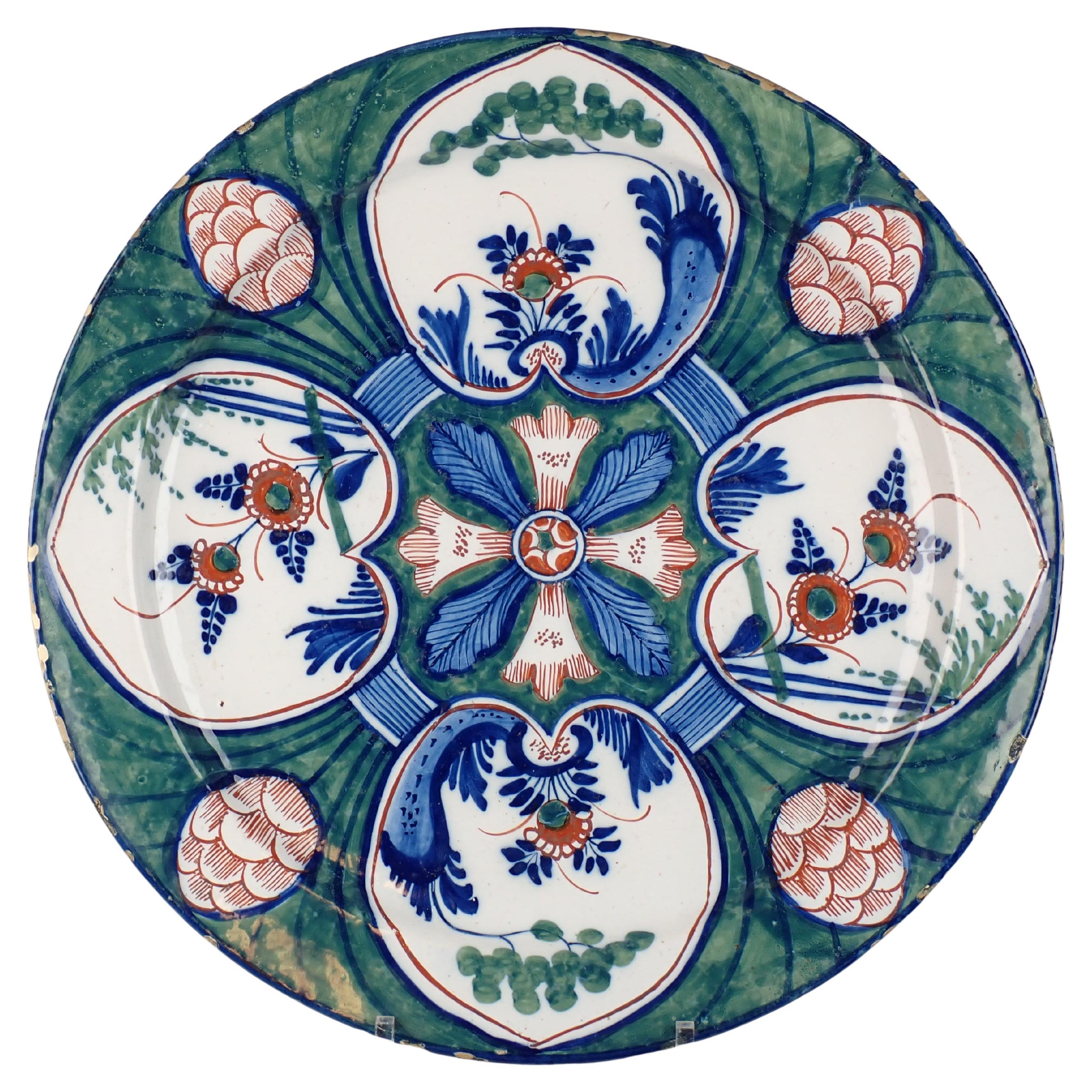 Adriaan Rijsselberg, Grieckse A - « Four Hearts Dish » vert de Delft  A.I.C., début du 18ème siècle en vente