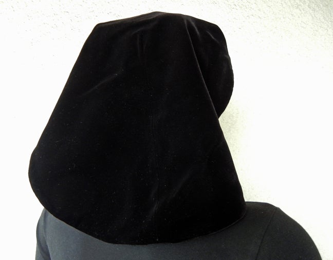 Nero Cappello Snood in velluto di seta nero Adrian   Collezionisti di musei in vendita