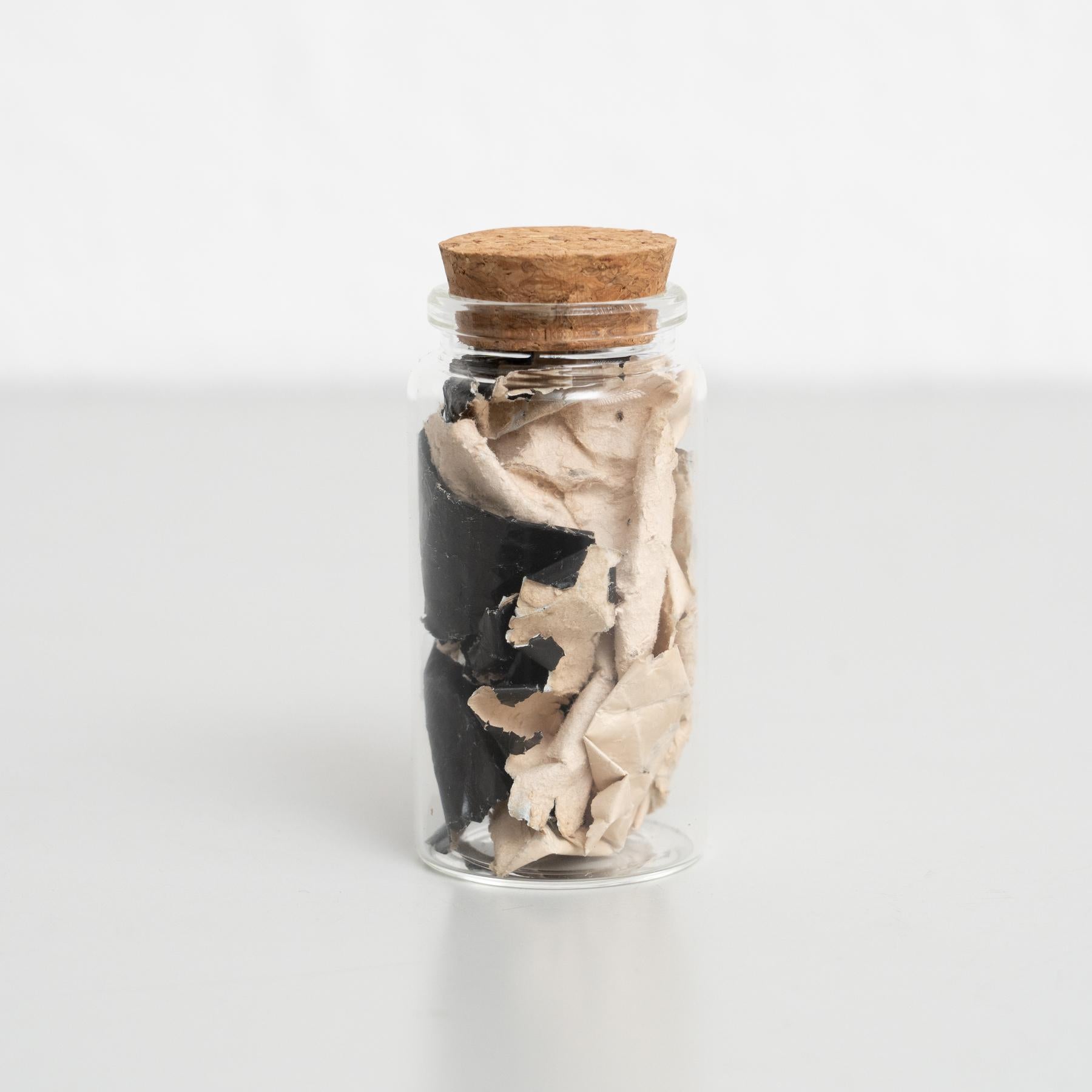 Œuvre d'art conceptuelle sur une bouteille en verre par Adrian.

Un photogramme noir, porté sur la poche de l'artiste pendant plus de 10 ans.

Fabriqué en Allemagne, 2010.

Livré avec un certificat d'authenticité.