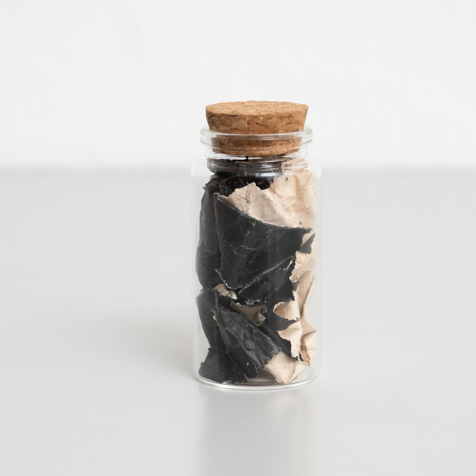 Mid-Century Modern Œuvre d'art conceptuelle d'Adrian sur une bouteille en verre en vente