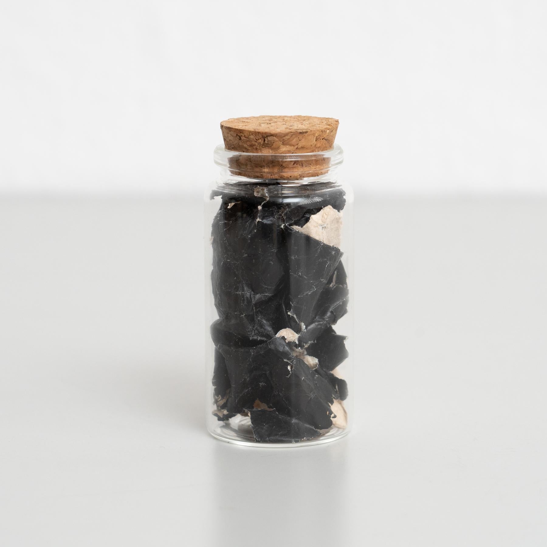 Allemand Œuvre d'art conceptuelle d'Adrian sur une bouteille en verre en vente