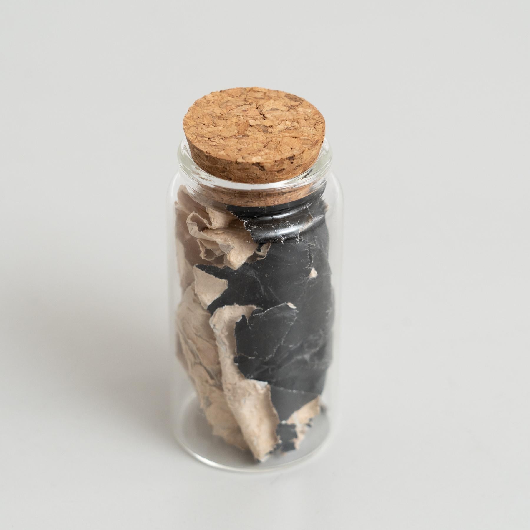 XXIe siècle et contemporain Œuvre d'art conceptuelle d'Adrian sur une bouteille en verre en vente