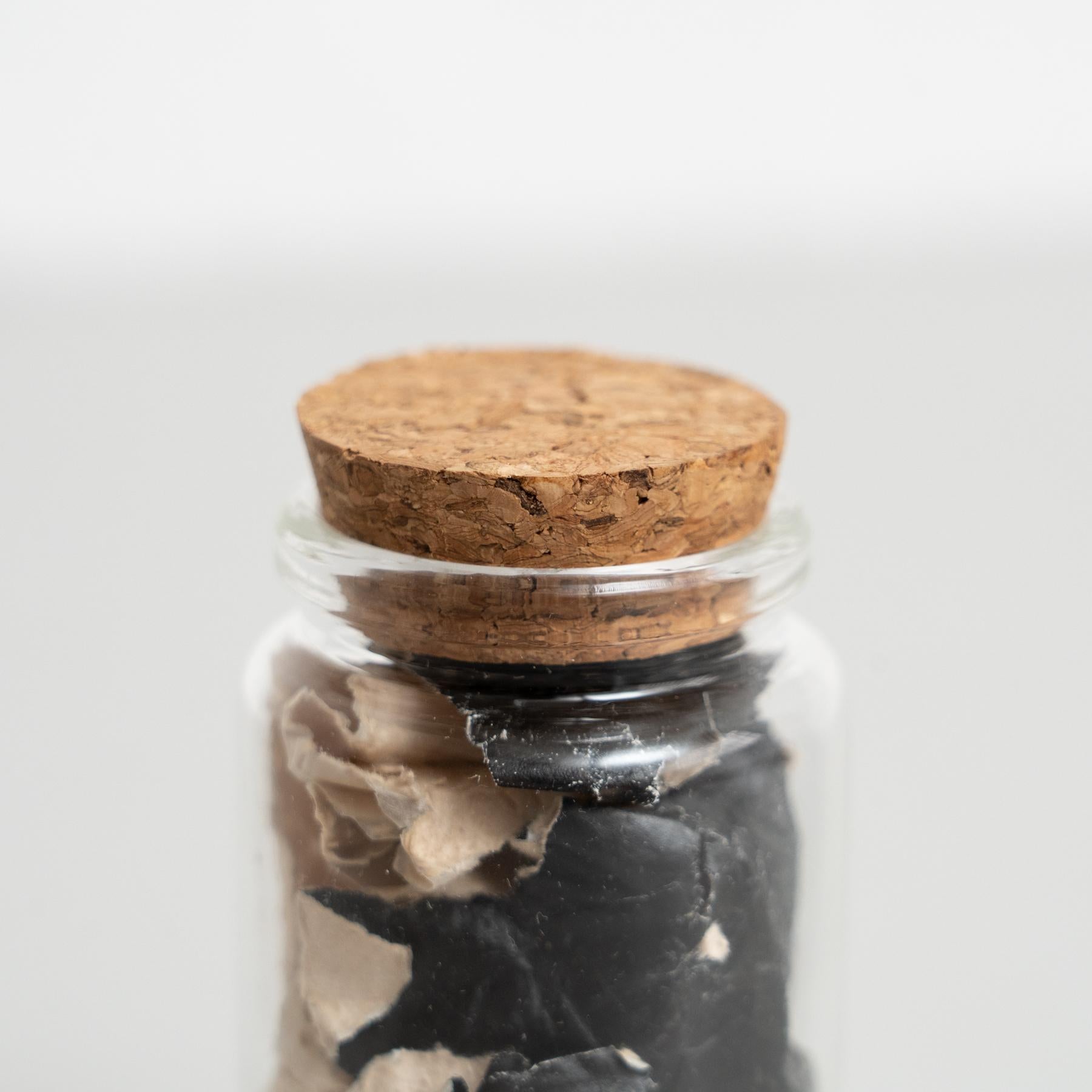 Œuvre d'art conceptuelle d'Adrian sur une bouteille en verre en vente 1