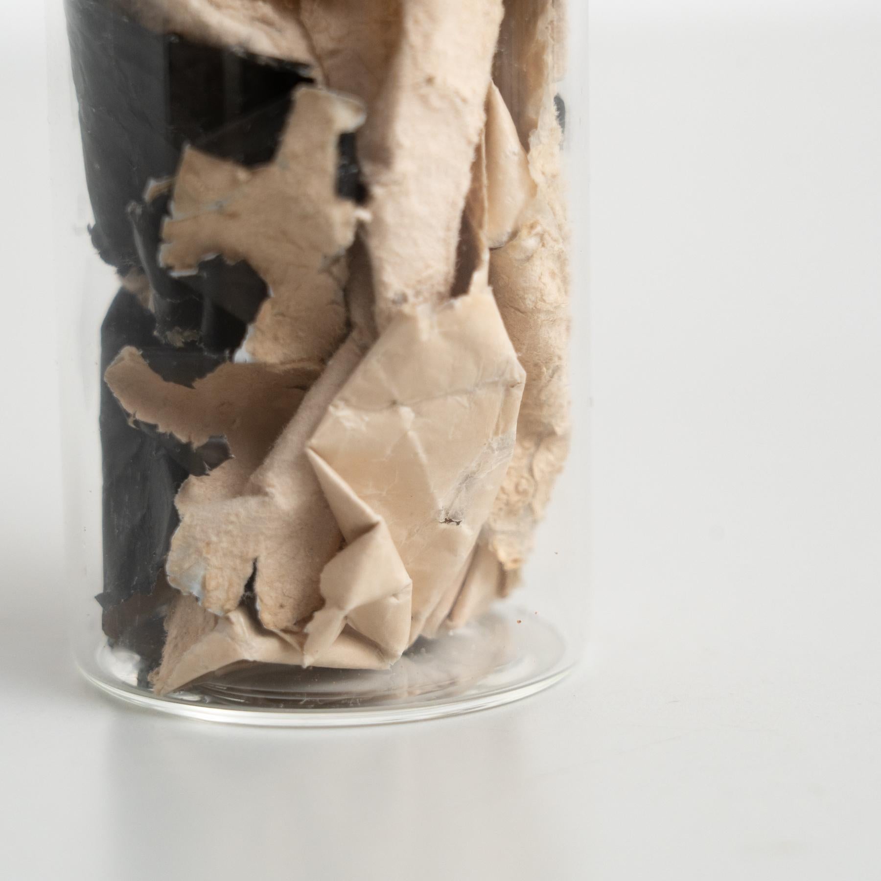 Œuvre d'art conceptuelle d'Adrian sur une bouteille en verre en vente 2