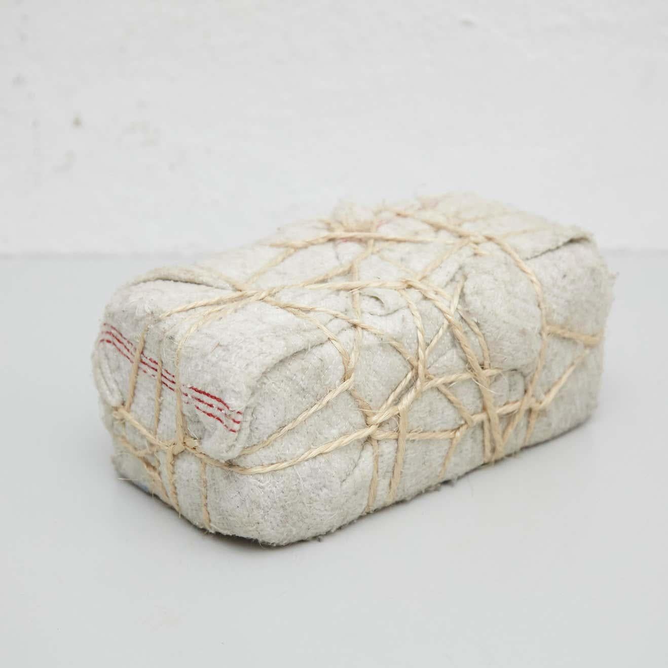 Adrian zeitgenössische abstrakte Skulptur, 2017

Eingewickelter Stein.