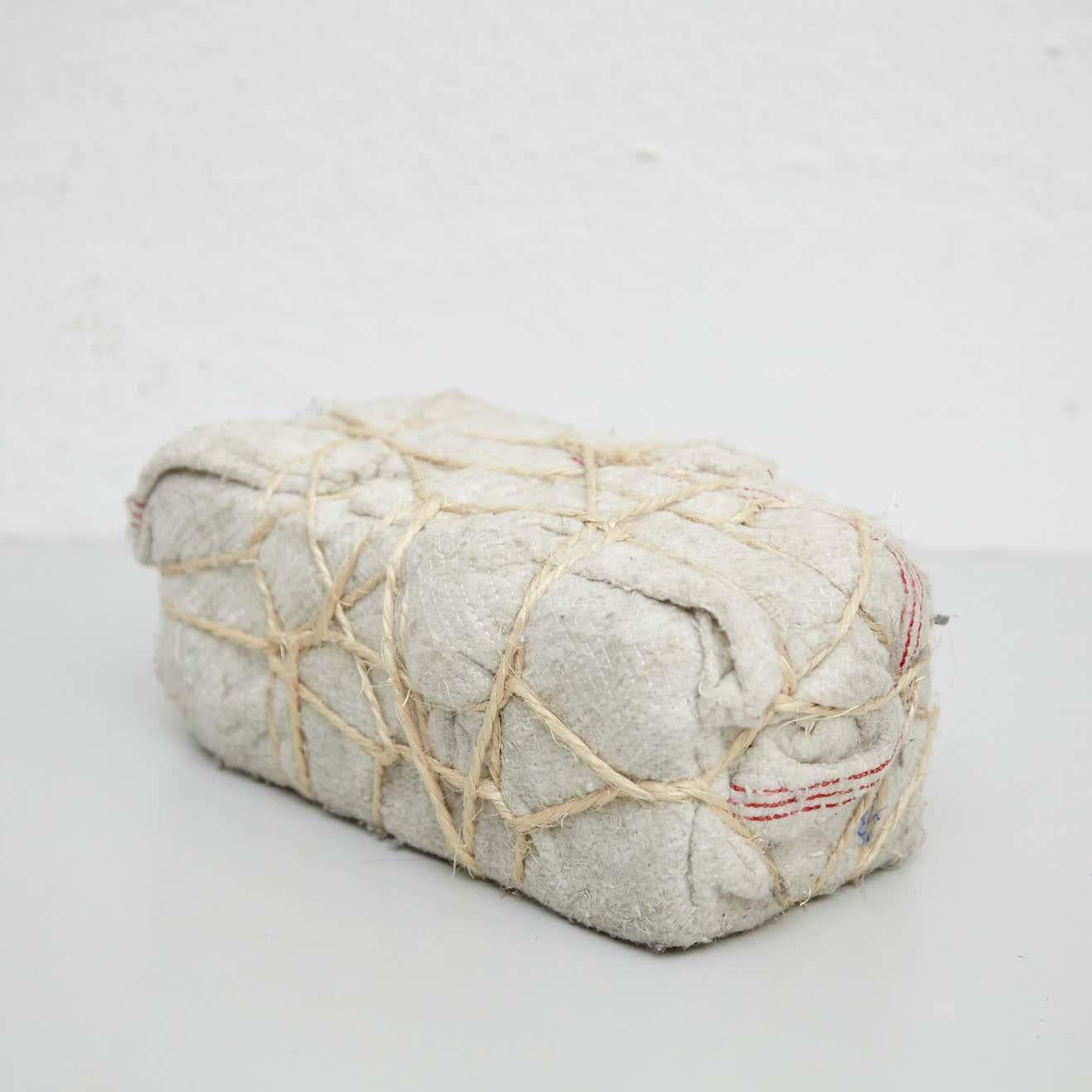 Adrian Zeitgenössische abstrakte Skulptur mit umwickeltem Stein, 2017 (Spanisch) im Angebot