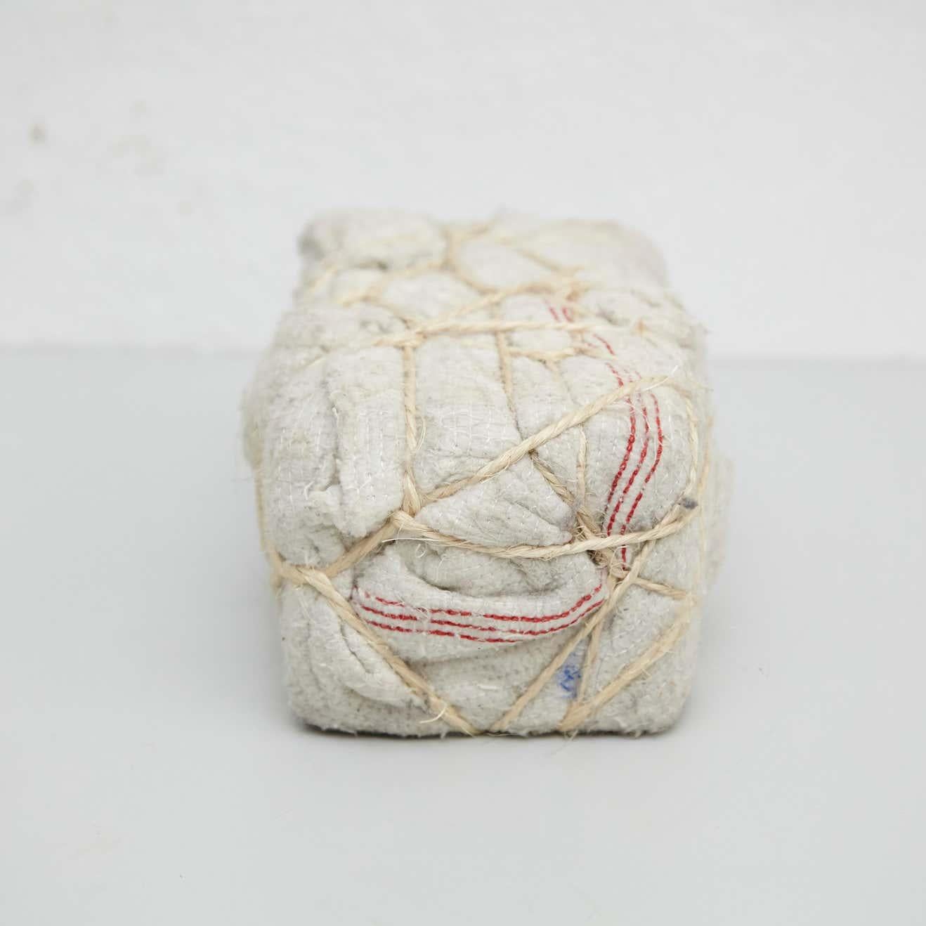 Adrian Zeitgenössische abstrakte Skulptur mit umwickeltem Stein, 2017 im Zustand „Gut“ im Angebot in Barcelona, Barcelona