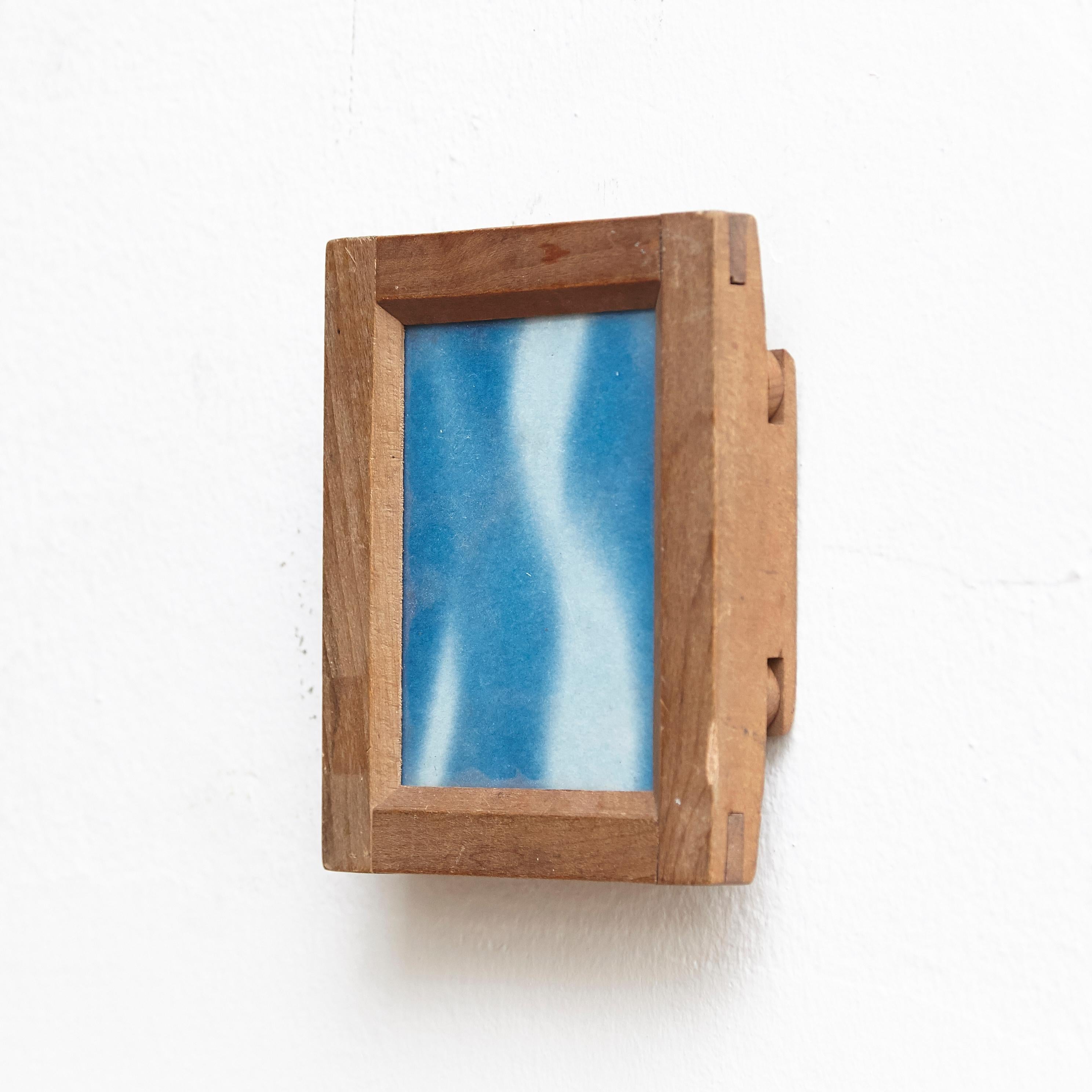 Adrian Contemporary Blaue und weiße Cyanotypie-Fotografie auf einem Holzrahmen, 2017 (Moderne der Mitte des Jahrhunderts) im Angebot