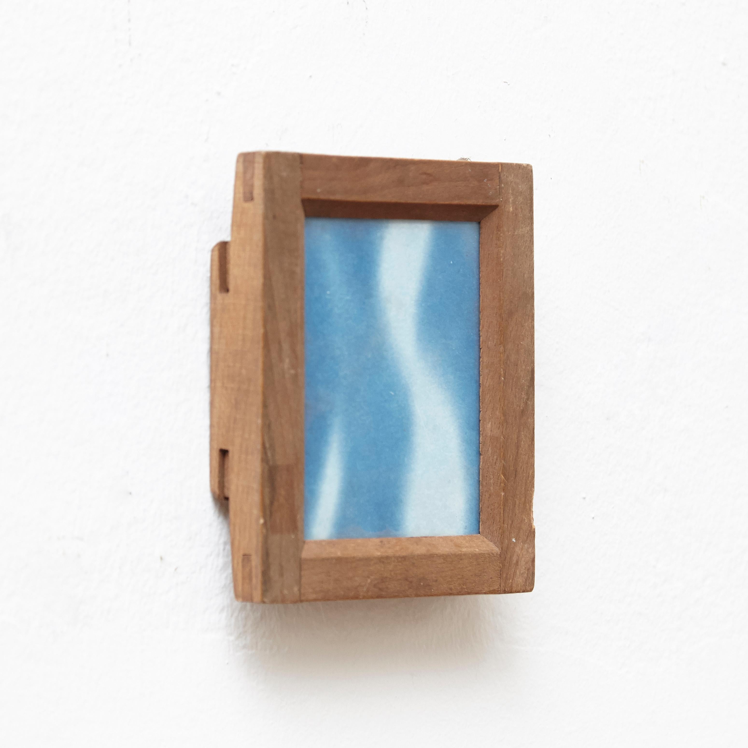 Cyanotype abstrait contemporain réalisé par Adrian, 2017.

Photographie cyanotype bleue et blanche contemporaine d'Adrian sur un cadre en bois, 2017.
 