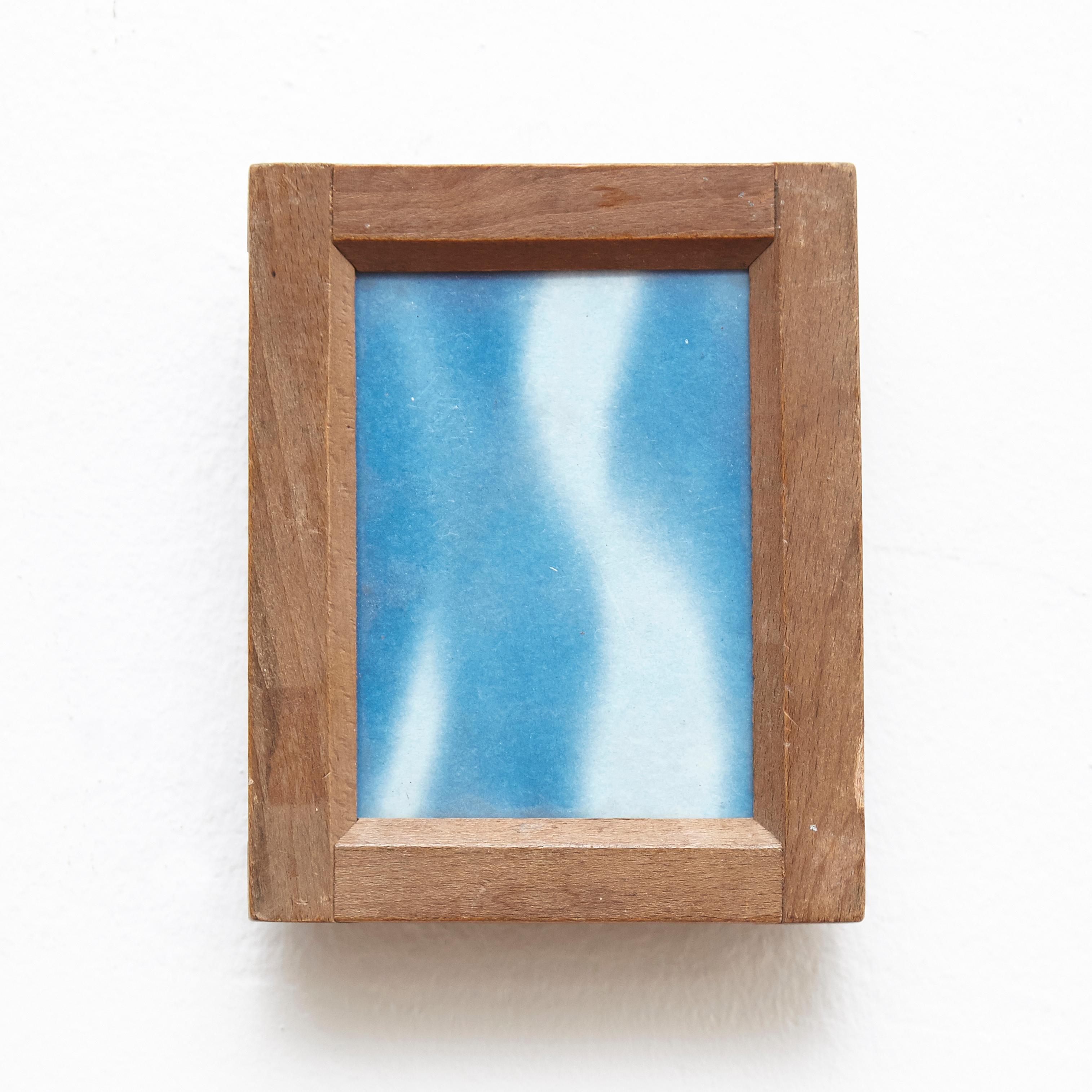 Mid-Century Modern Photographie cyanotype bleue et blanche contemporaine d'Adrian sur un cadre en bois, 2017. en vente