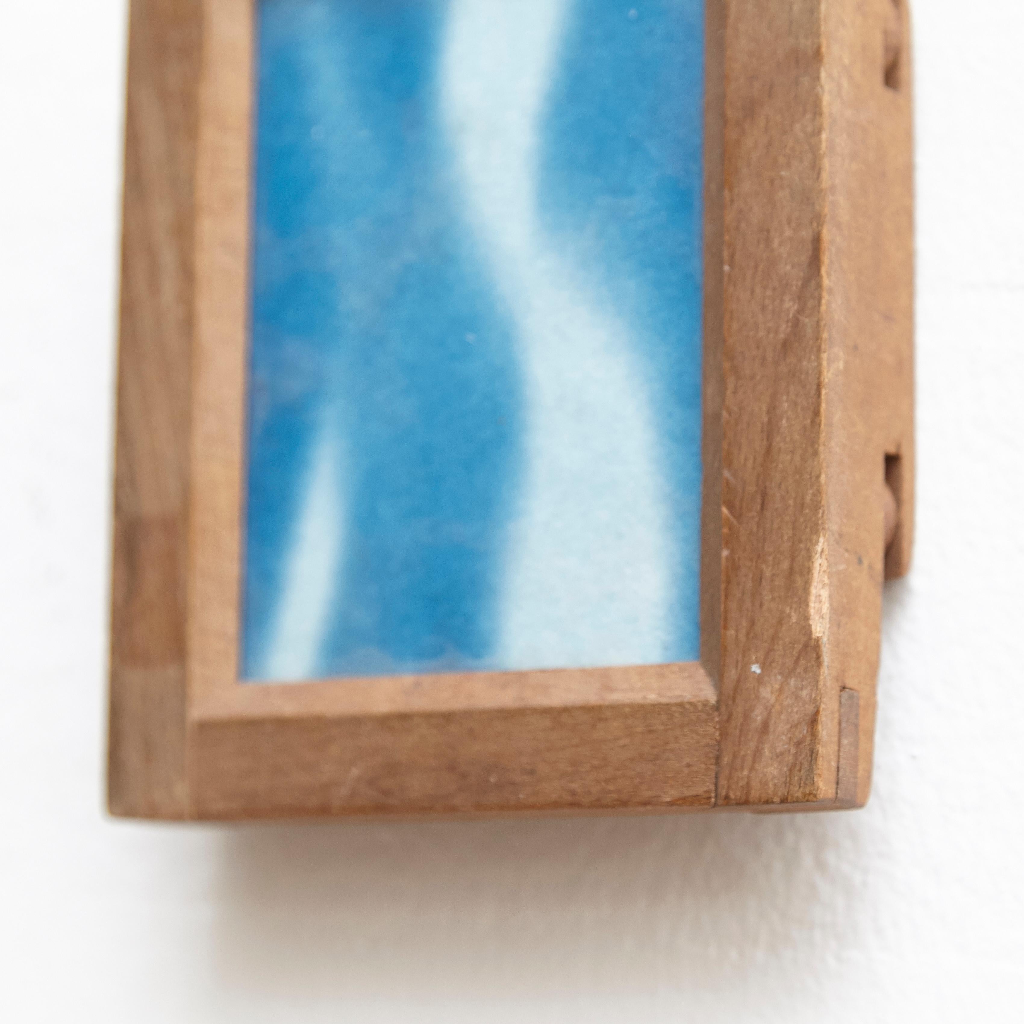 Espagnol Photographie cyanotype bleue et blanche contemporaine d'Adrian sur un cadre en bois, 2017. en vente
