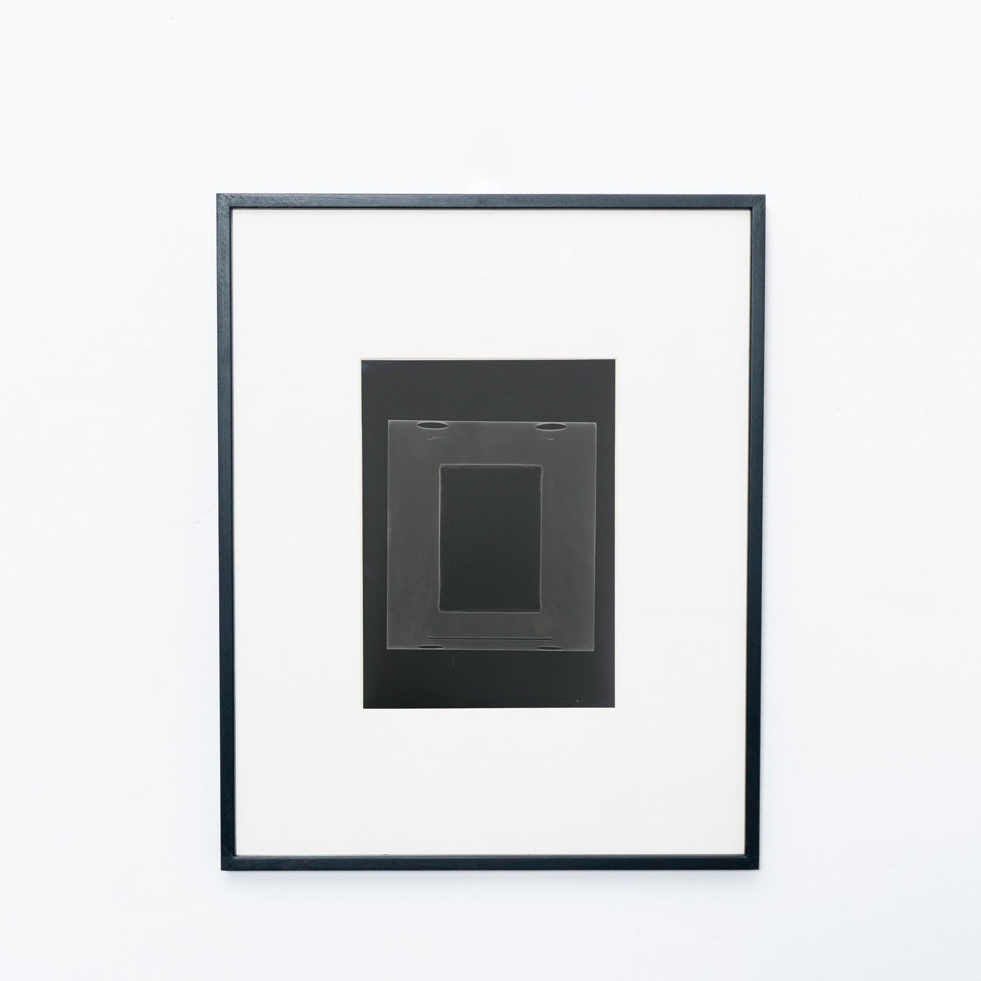 Photographie contemporaine d'Adrian datant de 2013.

En état d'origine, avec une usure mineure conforme à l'âge et à l'utilisation, préservant une belle patine.

La photographie est encadrée. Le cadre sur les photos n'est qu'un exemple, il sera