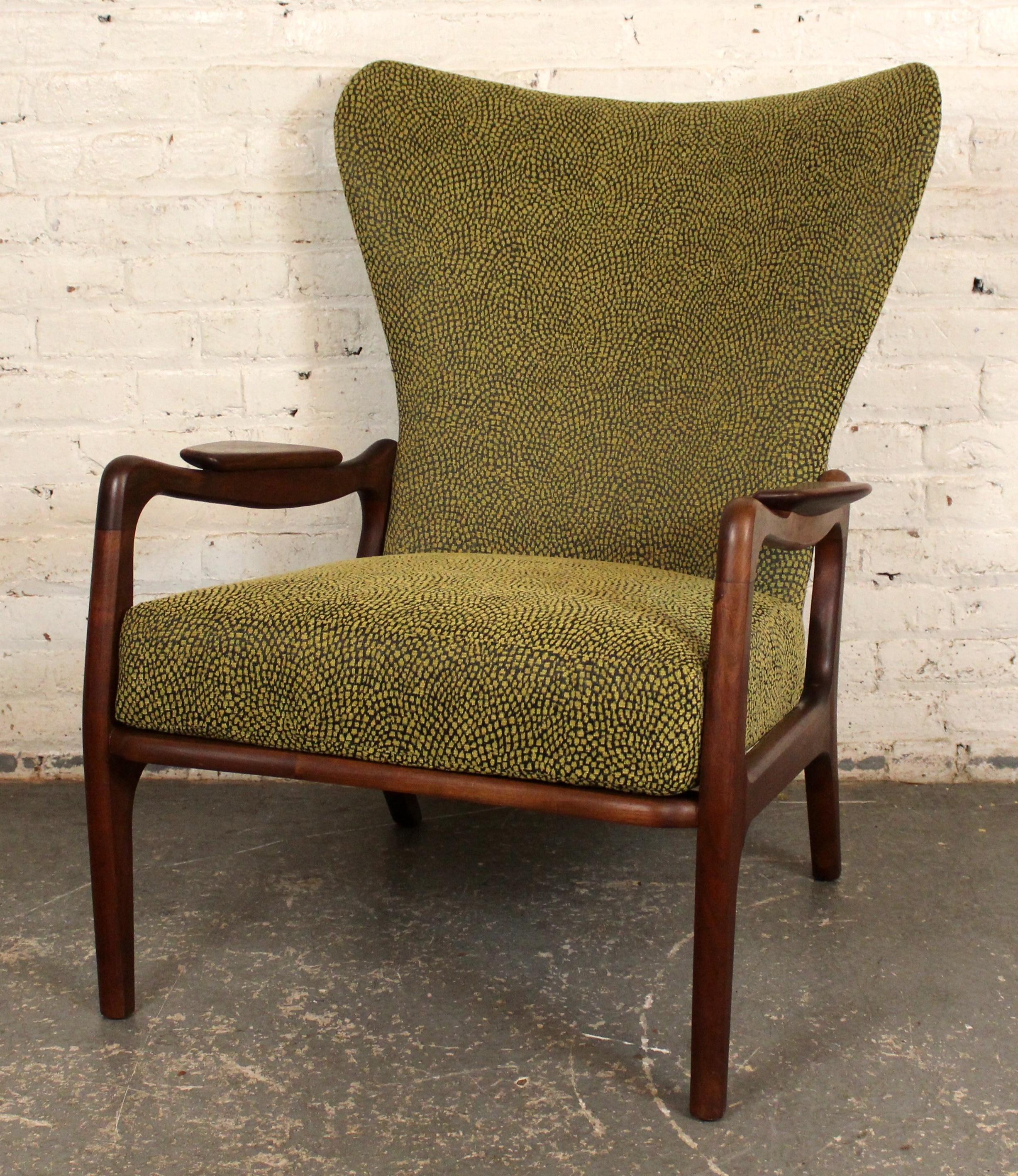 Llamativo sillón moderno de mediados de siglo diseñado por Adrian Pearsall para Craft Associates, modelo 1410-C. Con una escultural estructura de nogal y recién retapizada en un tejido de alta calidad, esta pieza combina un diseño atrevido con un