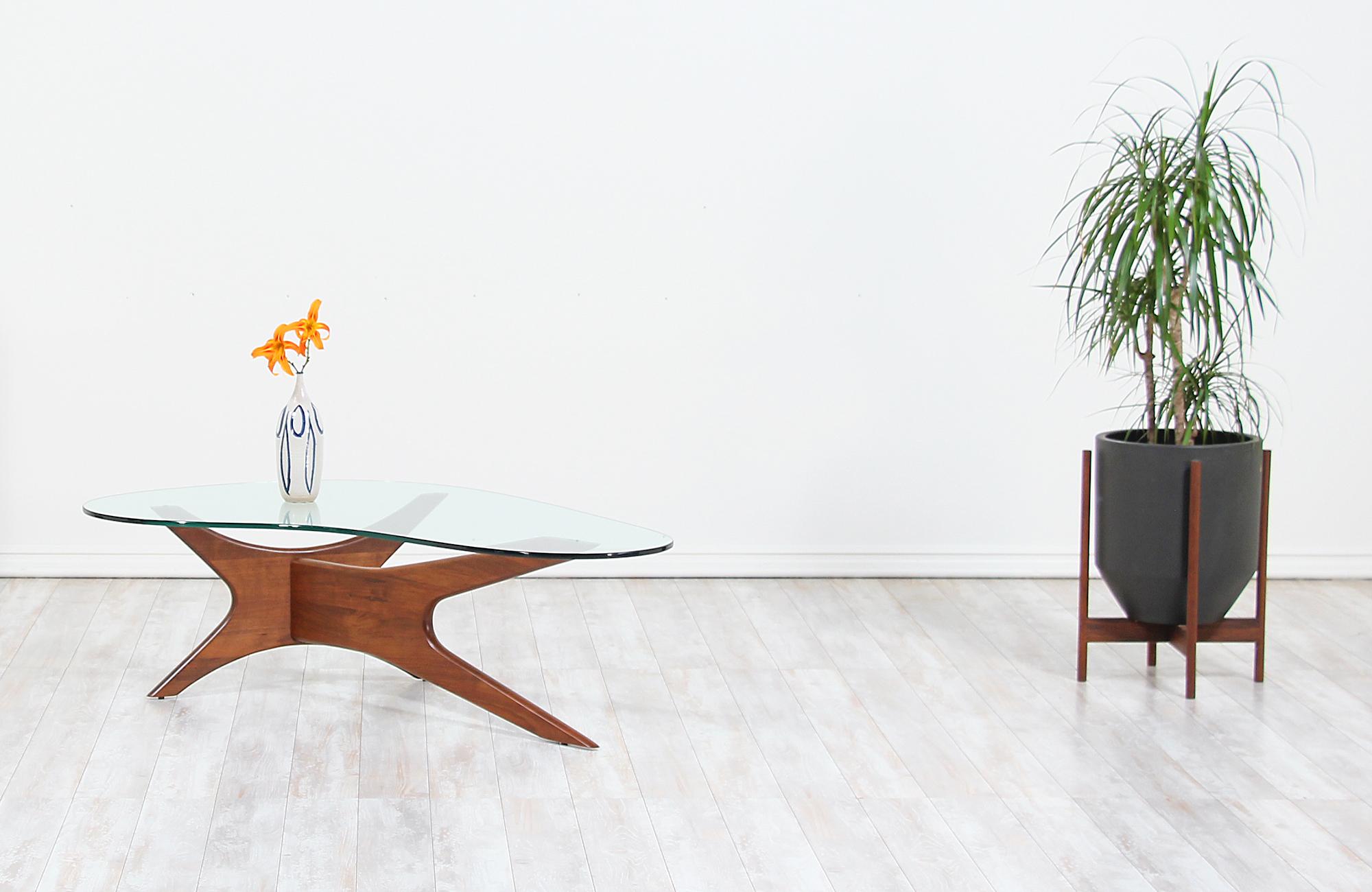 Mid-Century Modern coffee table Model 1465-T designed by Adrian Pearsall for Craft Associates in the United States circa 1960s. Like many of Pearsall’s designs, this exceptionally crafted coffee table incorporates the fun and sophisticated shapes